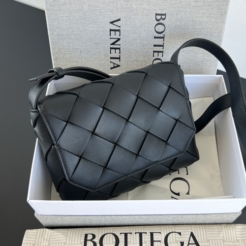 Bottega Veneta Diago Intrecciato Crossbody Bag 보테가 베네타 디아고 인트레치아토 크로스바디 백 블랙 32cm