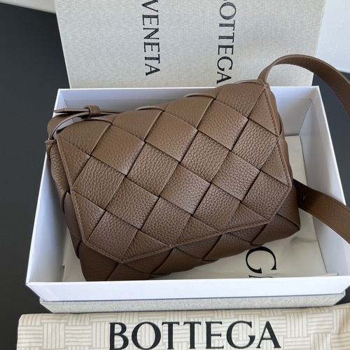 Bottega Veneta Diago Intrecciato Crossbody Bag 보테가 베네타 디아고 인트레치아토 크로스바디 백 브라운 32cm