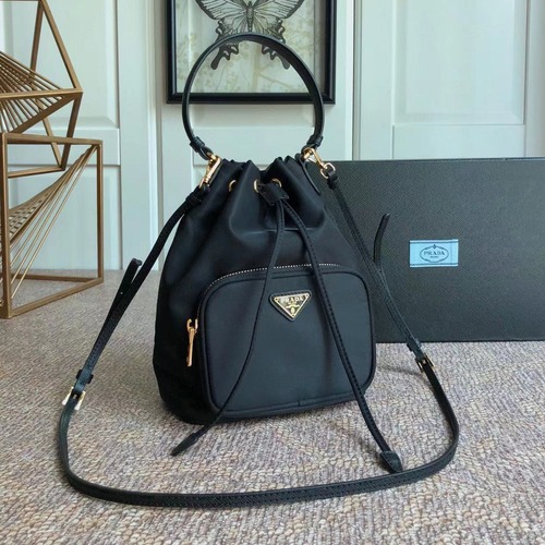 PRADA 프라다 FW2023 클래식 나일론 버킷백 블랙