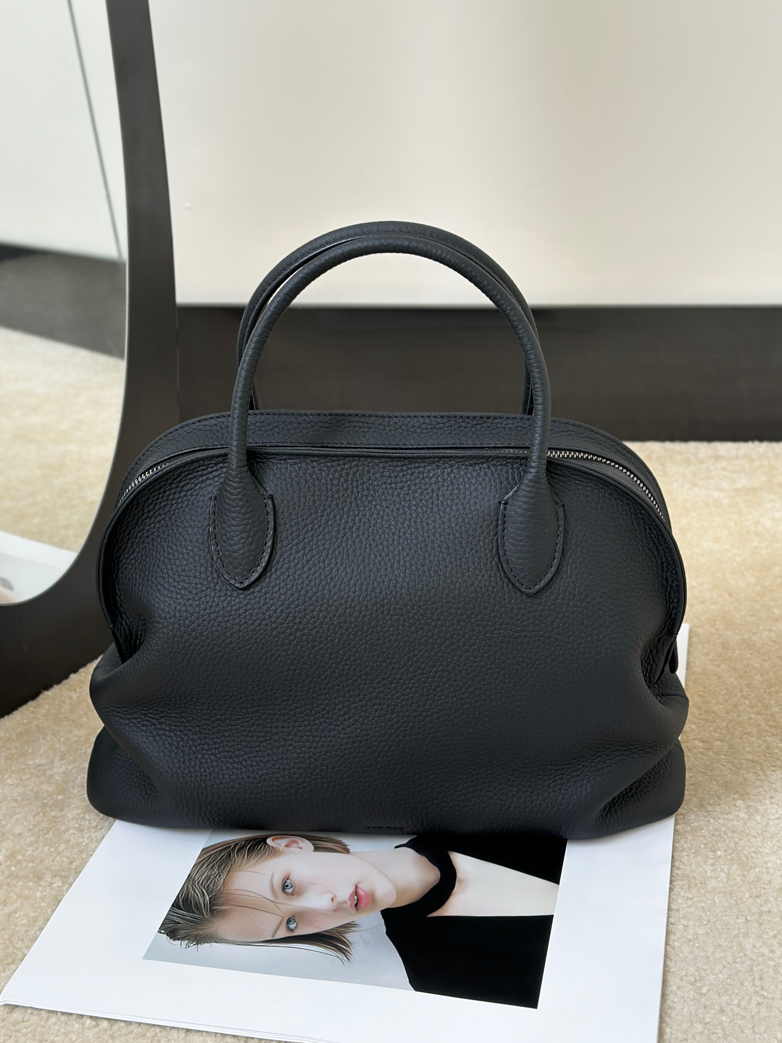 The Row Agnes Bowling Bag 더로우 아그네스 볼링백 그레인 카프스킨 블랙 30cm