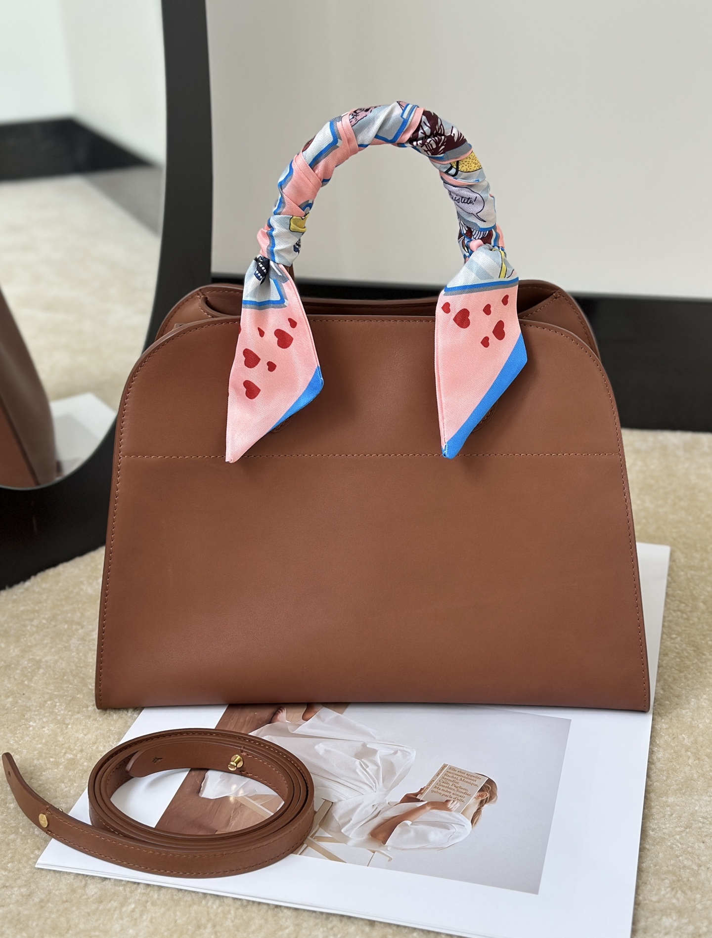 The Row Margaux 12 Top Handle Bag 마고 12 토트백 마소니 송아지가죽 브라운 31cm