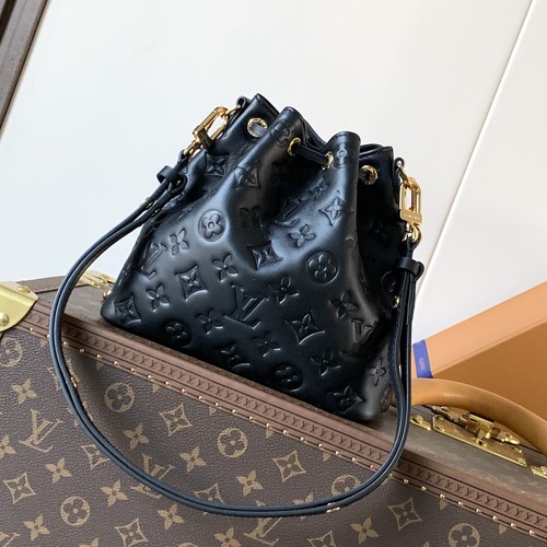 Louis Vuitton Coussin Bucket Monogram 루이비통 쿠생 버킷 모노그램 엠보스드 가죽 숄더백 M26530 블랙 20cm