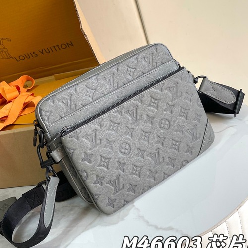 Louis Vuitton Trio Messenger Monogram Shadow 루이비통 트리오 메신저 모노그램 섀도우 엠보싱 카프 레더 앙트라시트 그레이 M46603 크로스백 25cm