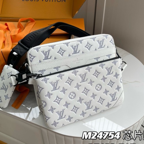 Louis Vuitton Trio Messenger Monogram Shadow 루이비통 트리오 메신저 모노그램 섀도우 엠보싱 카프 레더 앙트라시트 그레이 M24754 크로스백 25cm