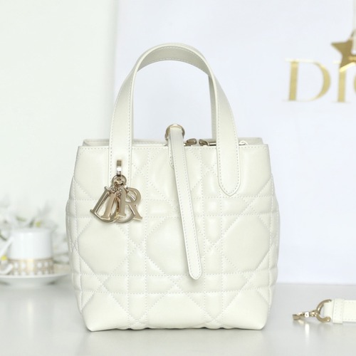 Dior Toujours Small Vertical Tote 디올 뚜주흐 토트백 스몰 세로형 화이트 퀼팅 카프스킨 18.5cm