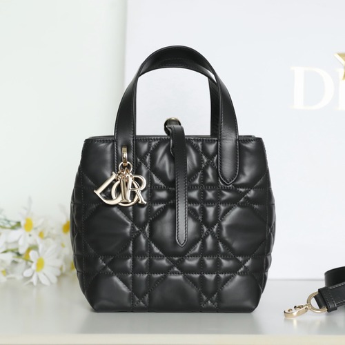 Dior Toujours Small Vertical Tote 디올 뚜주흐 토트백 스몰 세로형 블랙 퀼팅 카프스킨 18.5cm