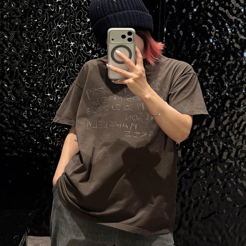 Maison Margiela Numbers Logo Handwritten Print T-Shirt 메종 마르지엘라 넘버 로고 핸드라이팅 프린트 반팔 티셔츠 브라운