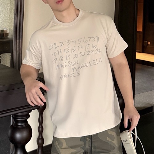 Maison Margiela Numbers Logo Handwritten Print T-Shirt 메종 마르지엘라 넘버 로고 핸드라이팅 프린트 반팔 티셔츠 베이지
