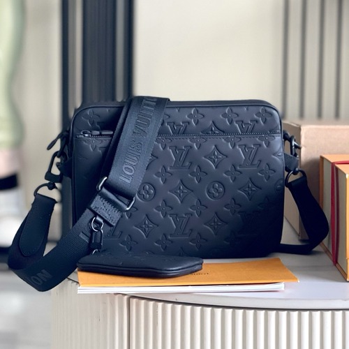 Louis Vuitton Outdoor Messenger Monogram Shadow Leather M46062 루이비통 아웃도어 메신저 모노그램 섀도우 레더 크로스백 25cm