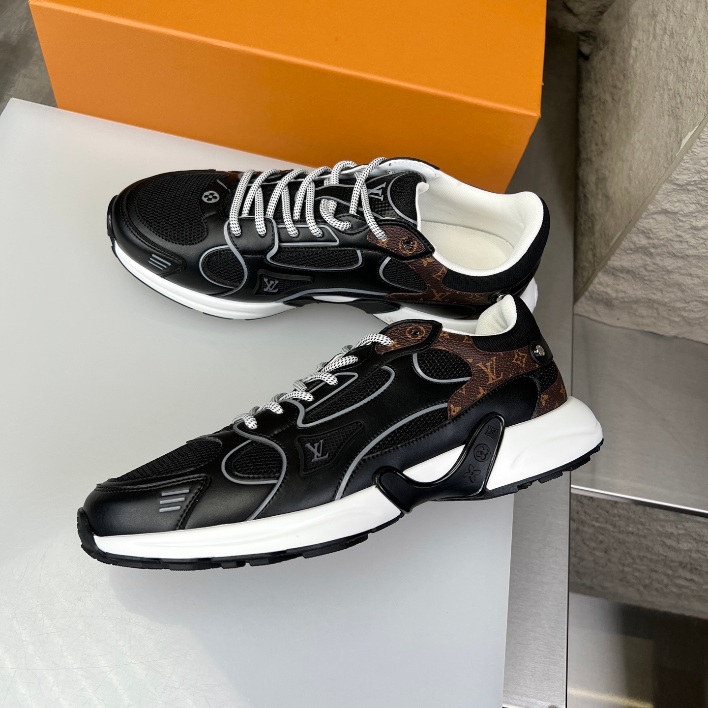 Louis Vuitton Olympia Round Toe Lace-up Low-top Sneakers 루이비통 올림피아 라운드 토 레이스업 로우탑 스니커즈 -9 4