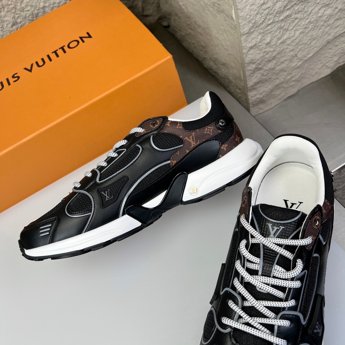 Louis Vuitton Olympia Round Toe Lace-up Low-top Sneakers 루이비통 올림피아 라운드 토 레이스업 로우탑 스니커즈 -9 5