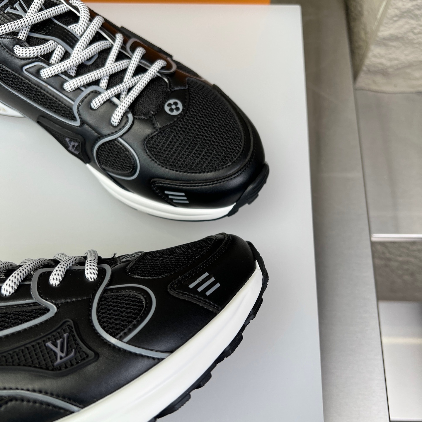 Louis Vuitton Olympia Round Toe Lace-up Low-top Sneakers 루이비통 올림피아 라운드 토 레이스업 로우탑 스니커즈 -9 6