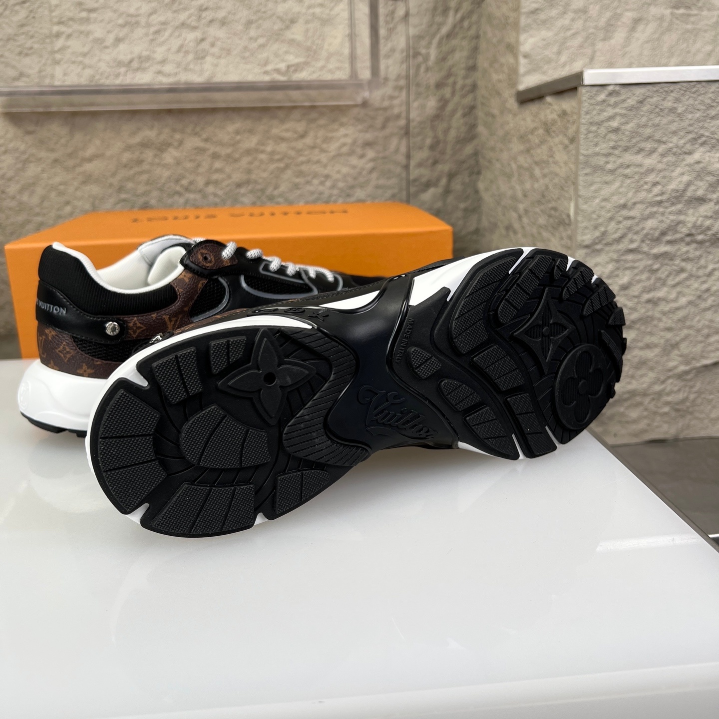 Louis Vuitton Olympia Round Toe Lace-up Low-top Sneakers 루이비통 올림피아 라운드 토 레이스업 로우탑 스니커즈 -9 9