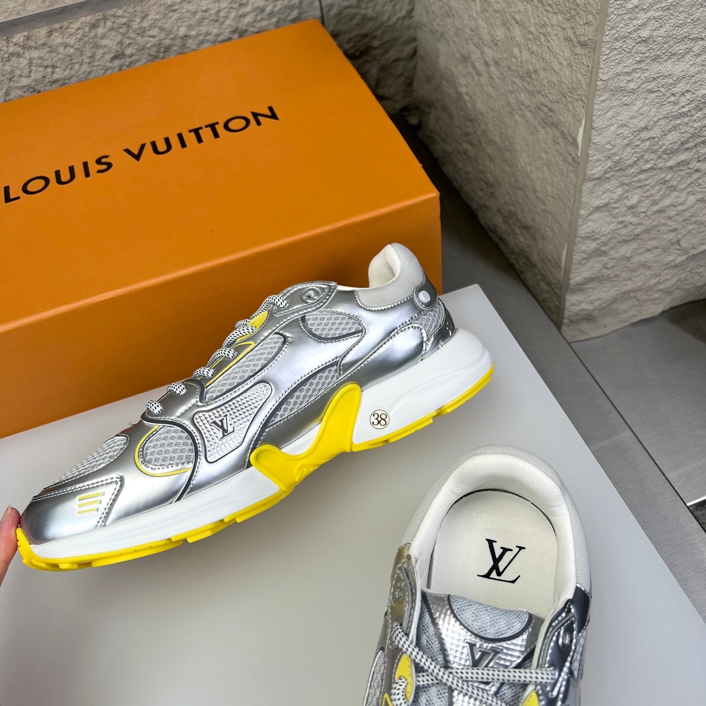 Louis Vuitton Olympia Round Toe Lace-up Low-top Sneakers 루이비통 올림피아 라운드 토 레이스업 로우탑 스니커즈 -9 5