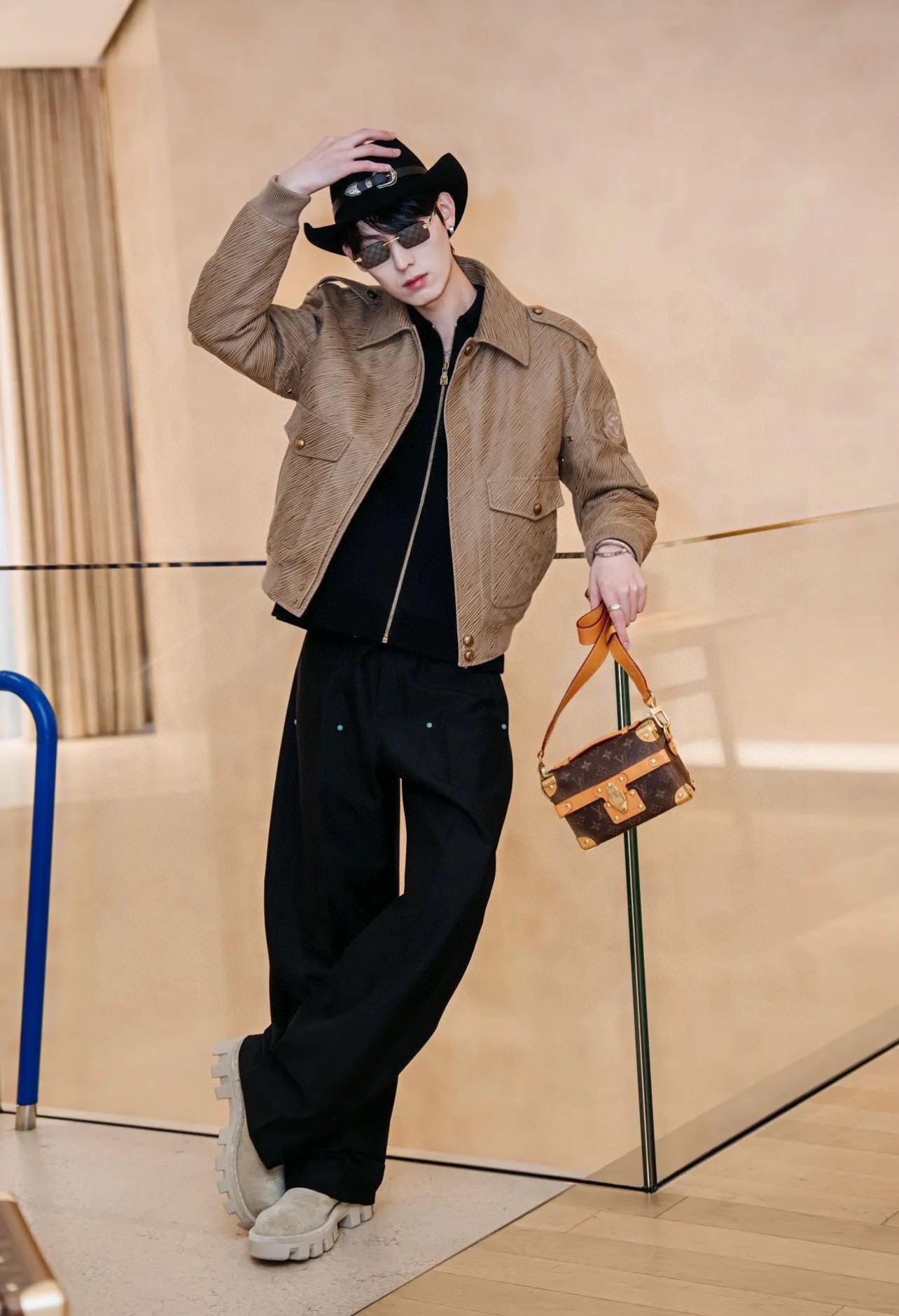 Louis Vuitton XL Epi Monogram Calfskin Leather Flight Bomber Jacket 루이비통 XL 에피 모노그램 송아지 가죽 플라이트 봄버 재킷 3