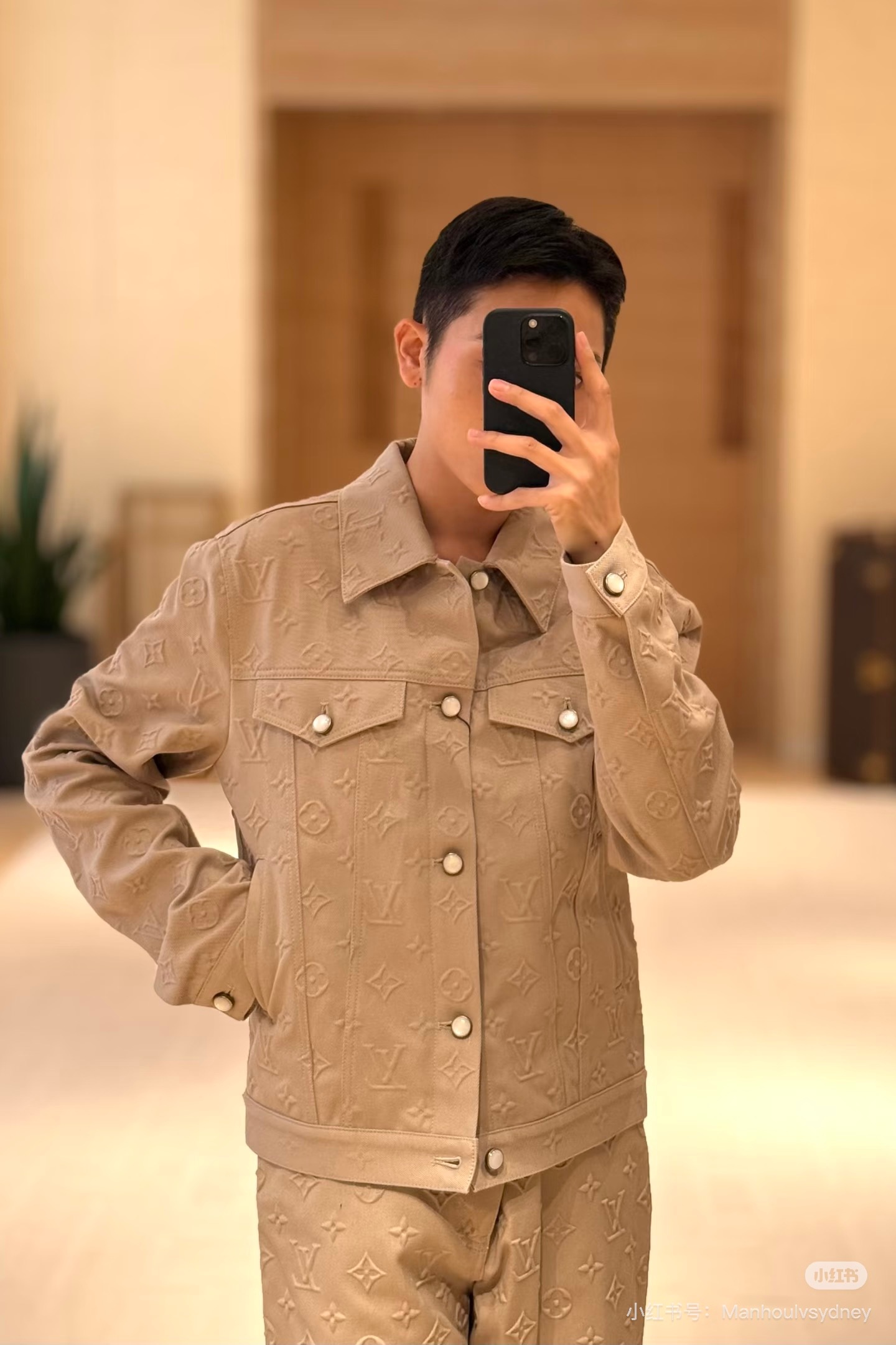 LV Monogram Embossed Leather Jacket 루이비통 모노그램 엠보싱 레더 재킷 2