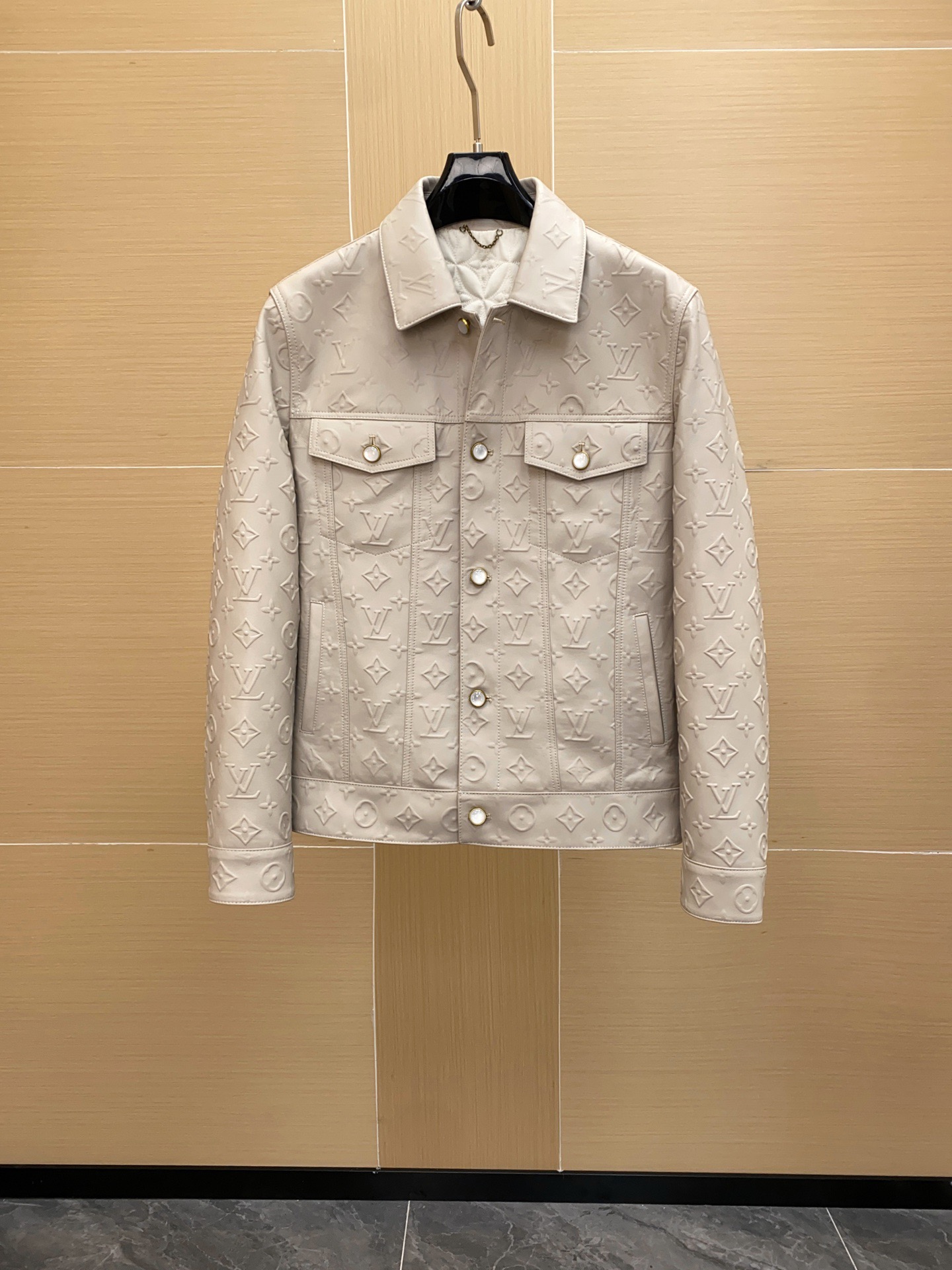 LV Monogram Embossed Leather Jacket 루이비통 모노그램 엠보싱 레더 재킷 7