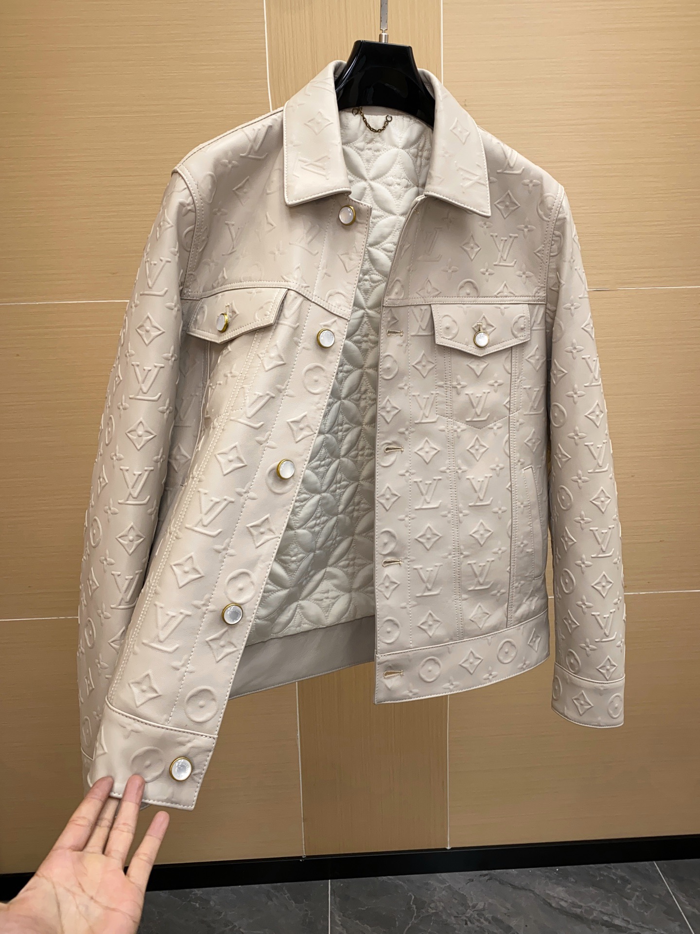 LV Monogram Embossed Leather Jacket 루이비통 모노그램 엠보싱 레더 재킷 9