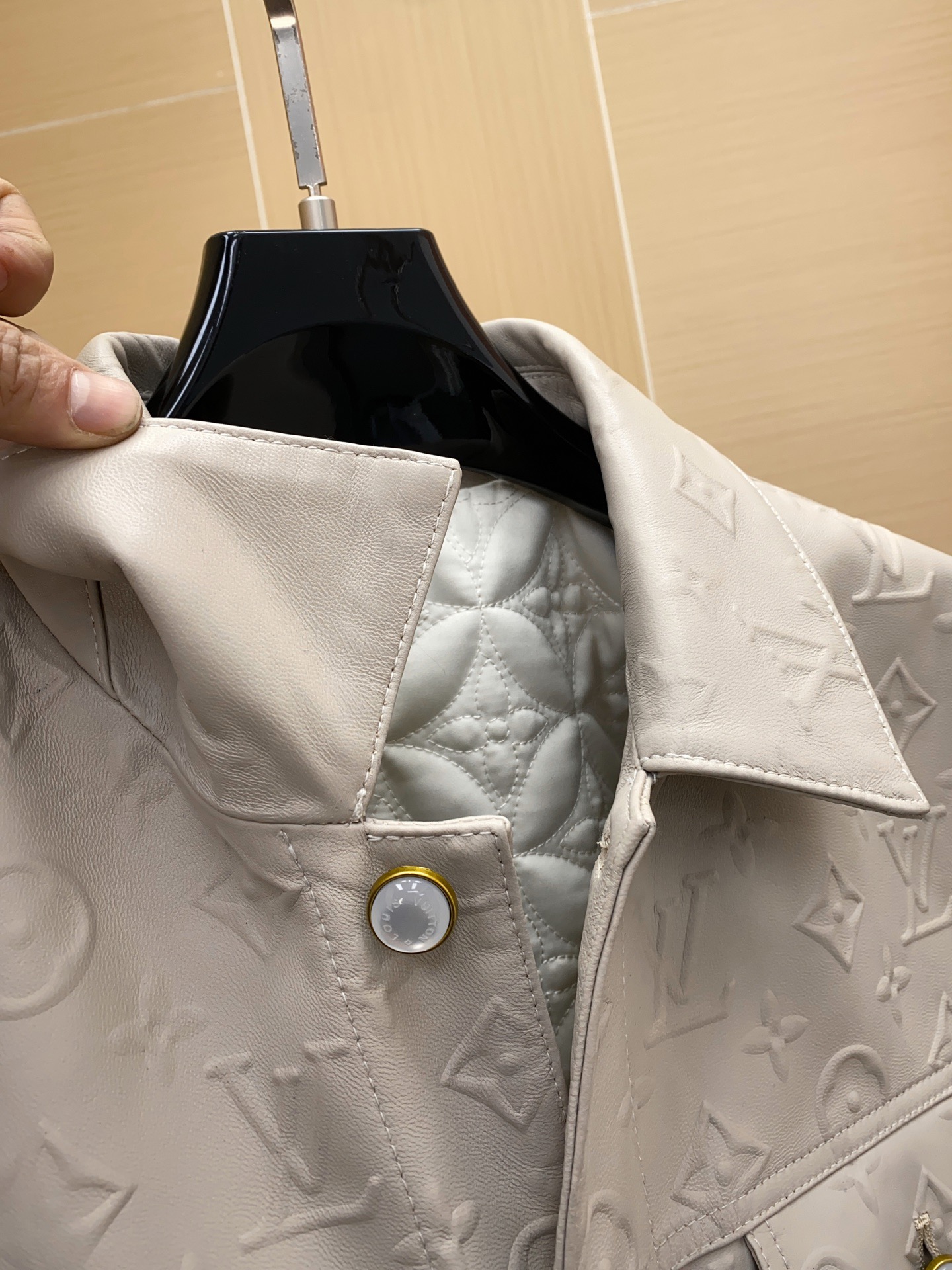 LV Monogram Embossed Leather Jacket 루이비통 모노그램 엠보싱 레더 재킷 10