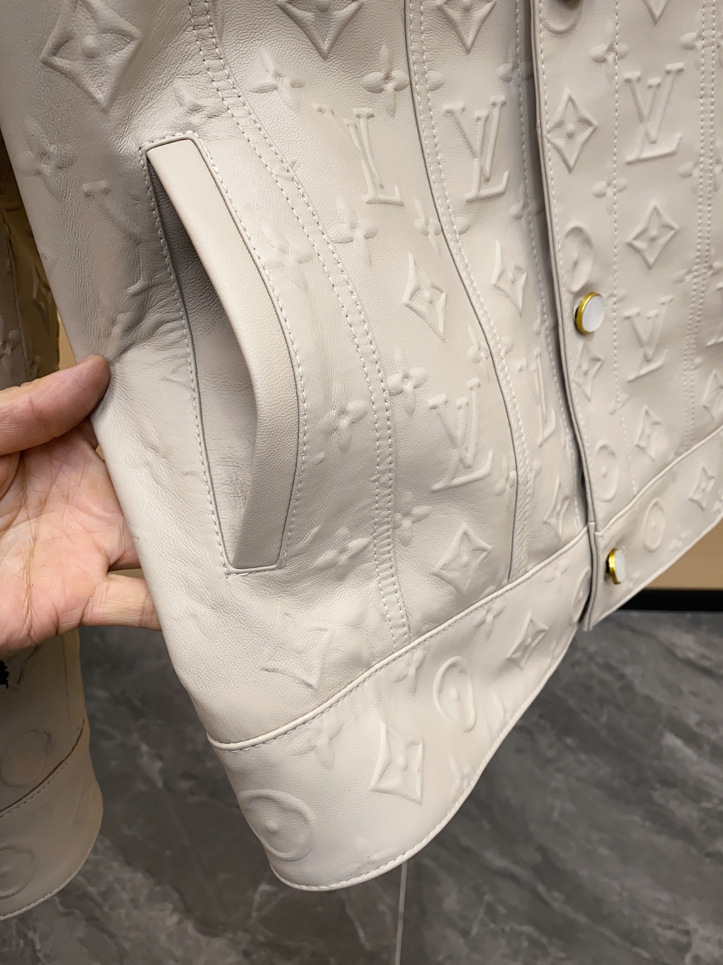 LV Monogram Embossed Leather Jacket 루이비통 모노그램 엠보싱 레더 재킷 12