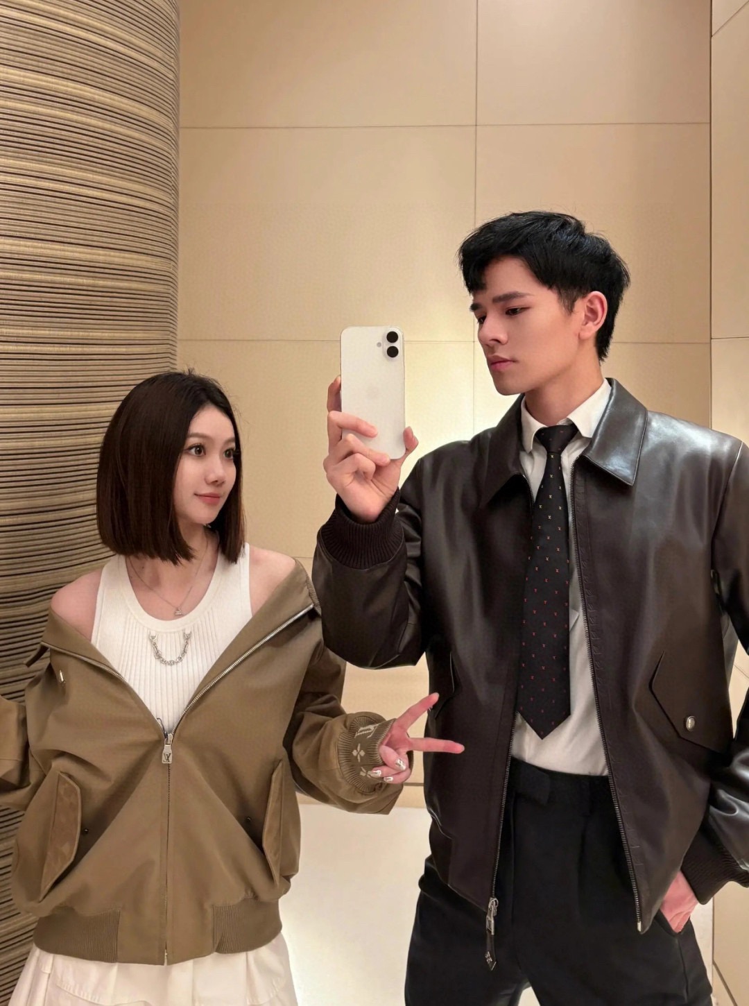 Louis Vuitton Monogram Floral Embossed Leather Bomber Jacket 루이비통 모노그램 플로럴 엠보싱 레더 봄버 재킷 2