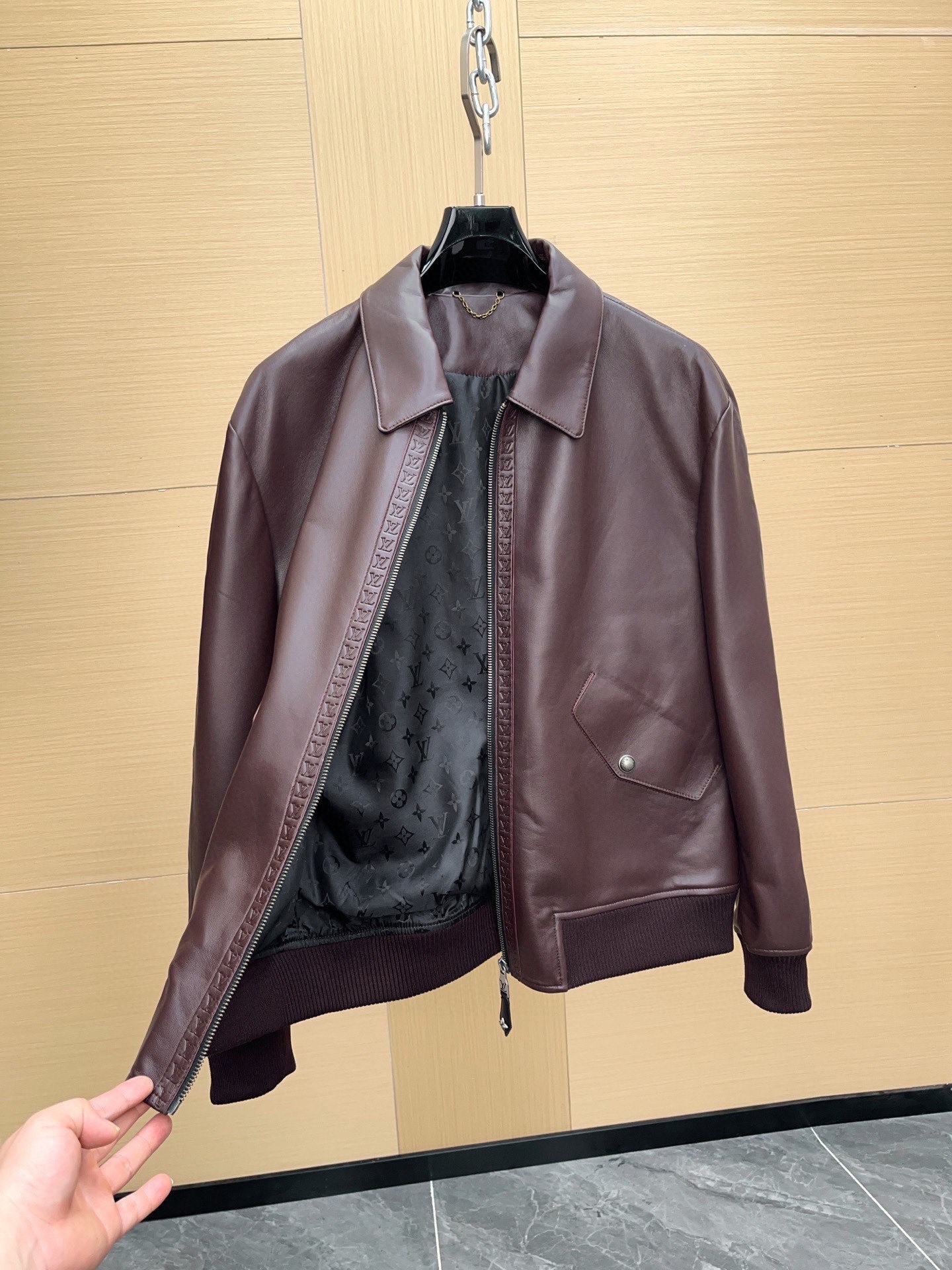 Louis Vuitton Monogram Floral Embossed Leather Bomber Jacket 루이비통 모노그램 플로럴 엠보싱 레더 봄버 재킷 5