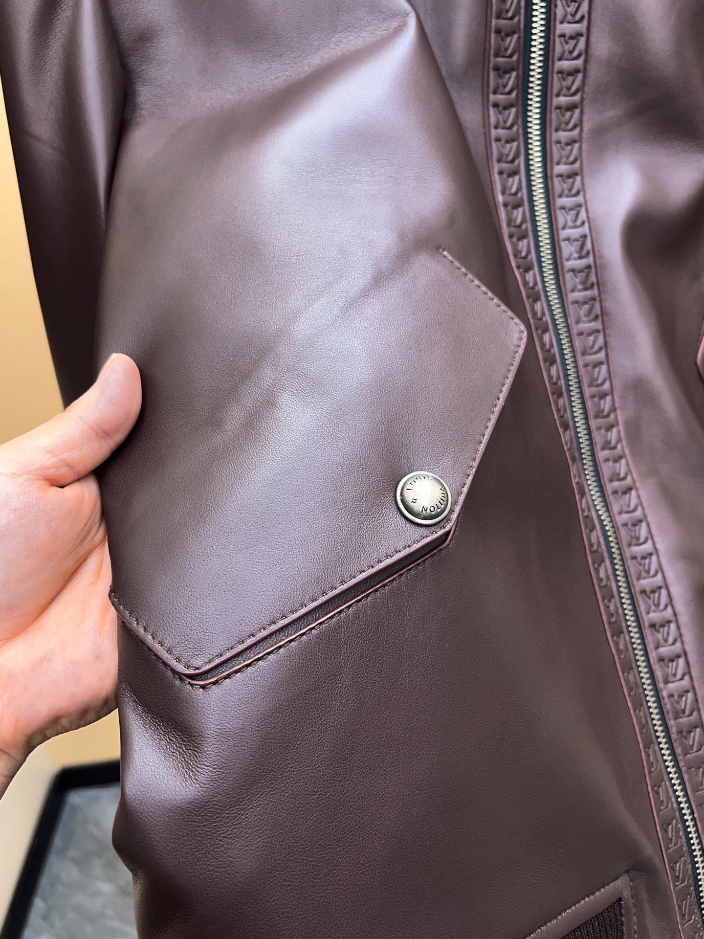 Louis Vuitton Monogram Floral Embossed Leather Bomber Jacket 루이비통 모노그램 플로럴 엠보싱 레더 봄버 재킷 7