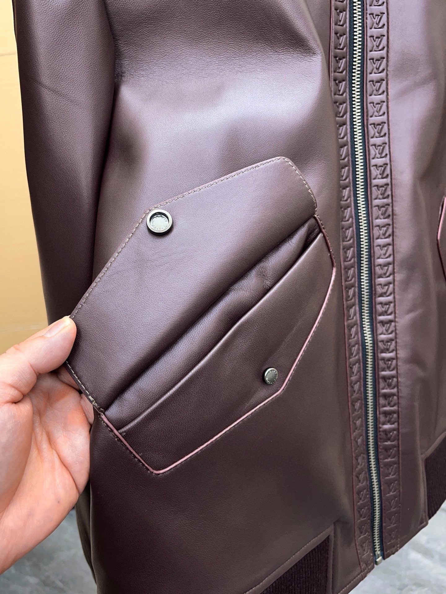 Louis Vuitton Monogram Floral Embossed Leather Bomber Jacket 루이비통 모노그램 플로럴 엠보싱 레더 봄버 재킷 8