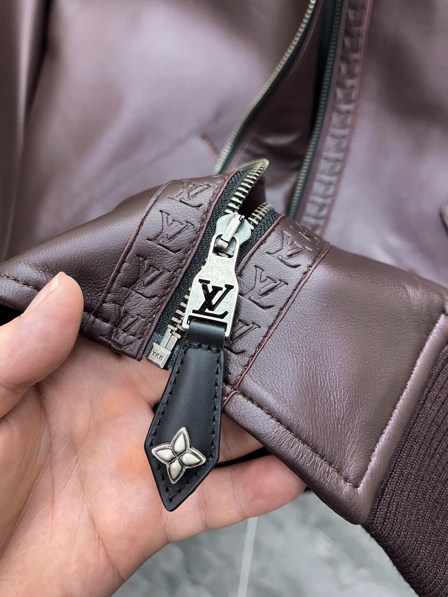 Louis Vuitton Monogram Floral Embossed Leather Bomber Jacket 루이비통 모노그램 플로럴 엠보싱 레더 봄버 재킷 9