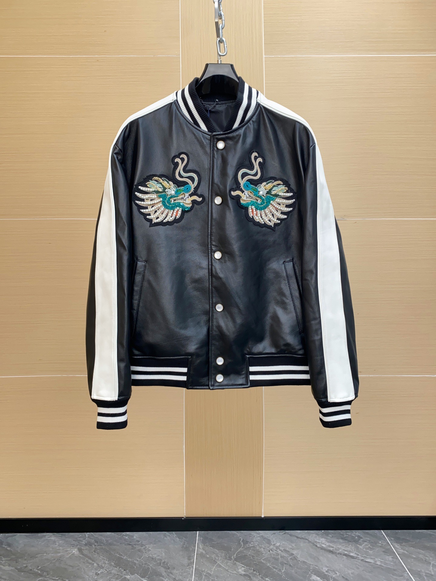 LV Pharrell Williams Leather Baseball Jacket Embroidered Crane Detail 루이비통 파렐 윌리엄스 레더 야구 재킷 크레인 자수 디테일 10