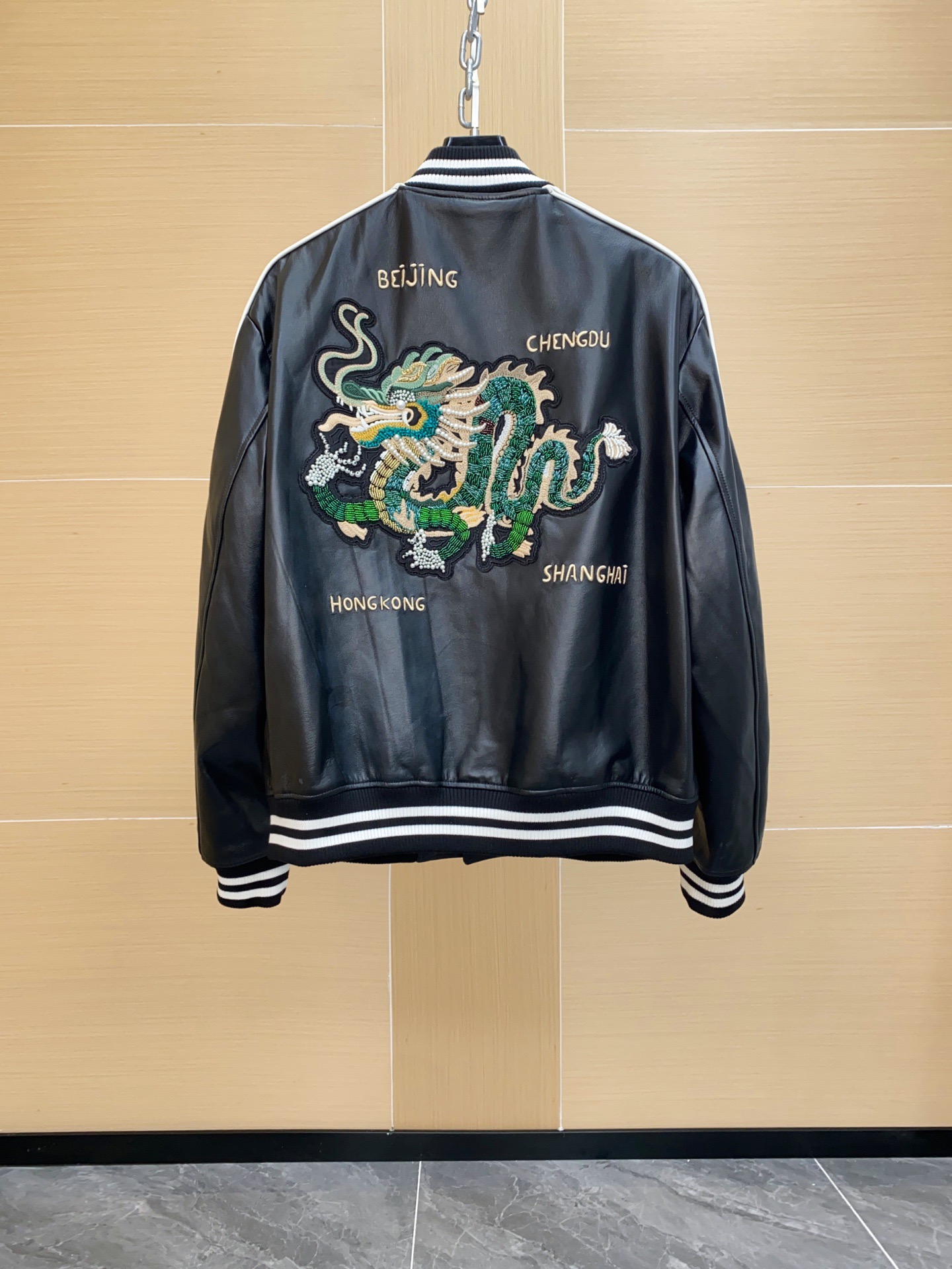 LV Pharrell Williams Leather Baseball Jacket Embroidered Crane Detail 루이비통 파렐 윌리엄스 레더 야구 재킷 크레인 자수 디테일 11