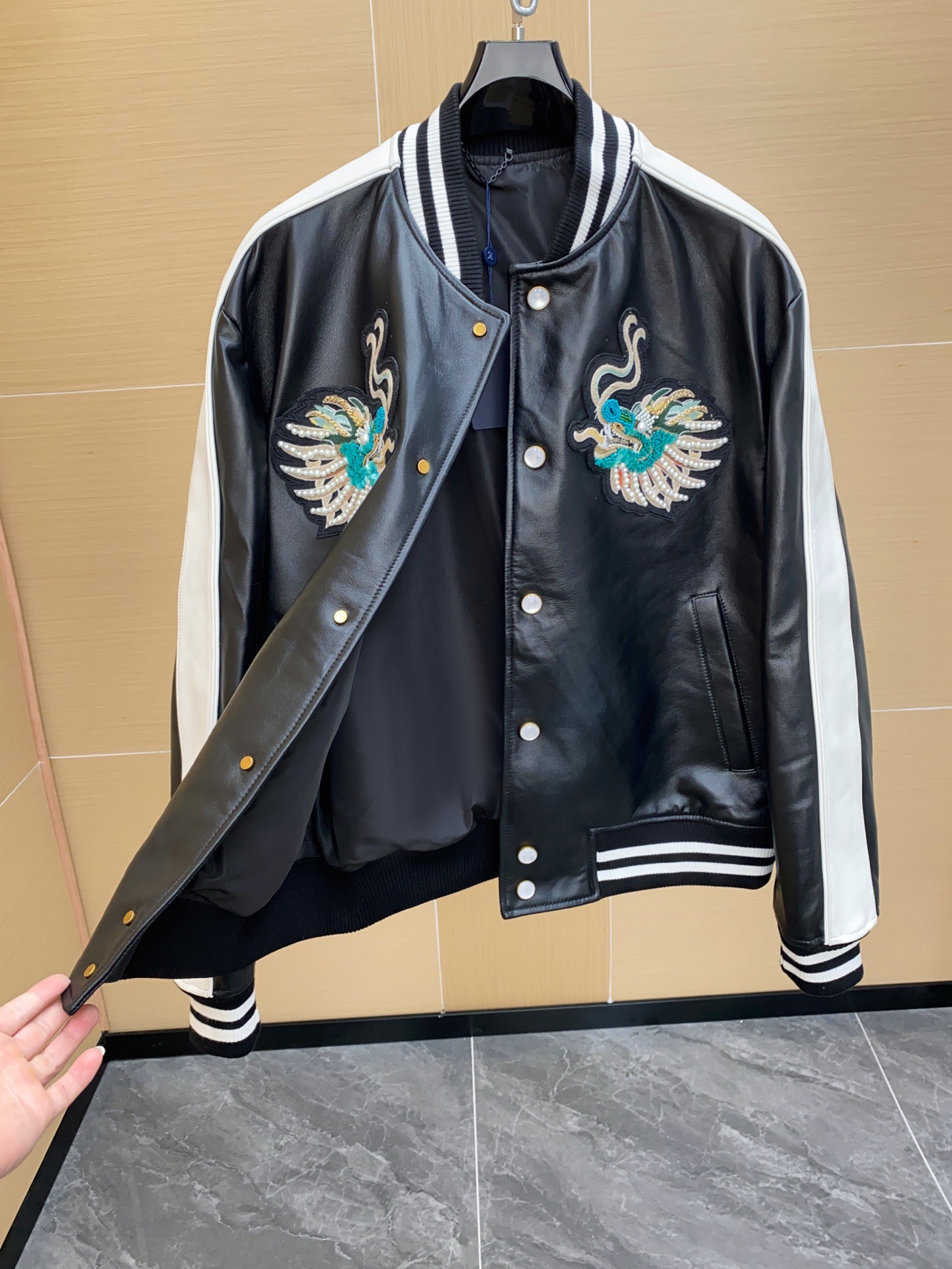 LV Pharrell Williams Leather Baseball Jacket Embroidered Crane Detail 루이비통 파렐 윌리엄스 레더 야구 재킷 크레인 자수 디테일 12
