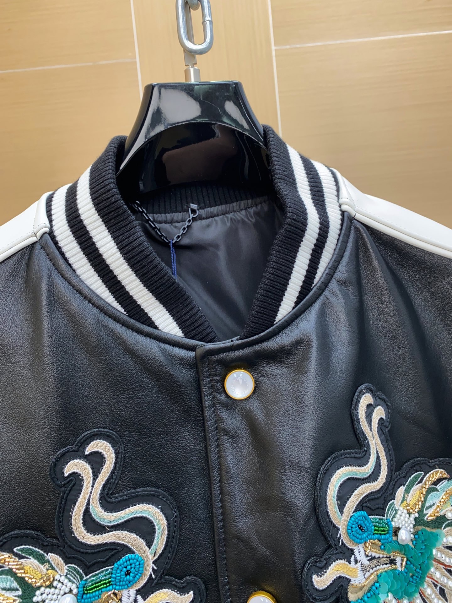 LV Pharrell Williams Leather Baseball Jacket Embroidered Crane Detail 루이비통 파렐 윌리엄스 레더 야구 재킷 크레인 자수 디테일 13