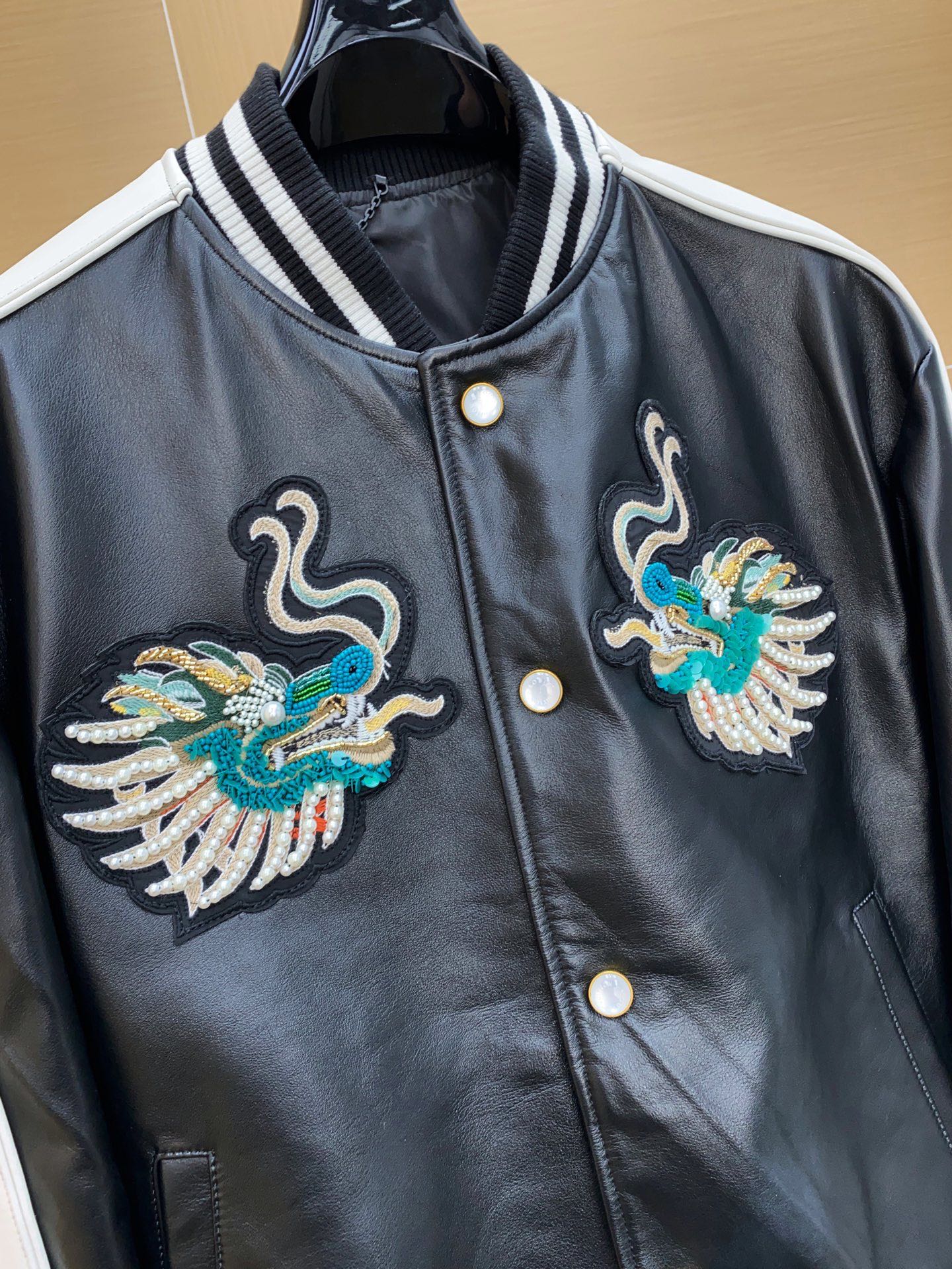 LV Pharrell Williams Leather Baseball Jacket Embroidered Crane Detail 루이비통 파렐 윌리엄스 레더 야구 재킷 크레인 자수 디테일 14