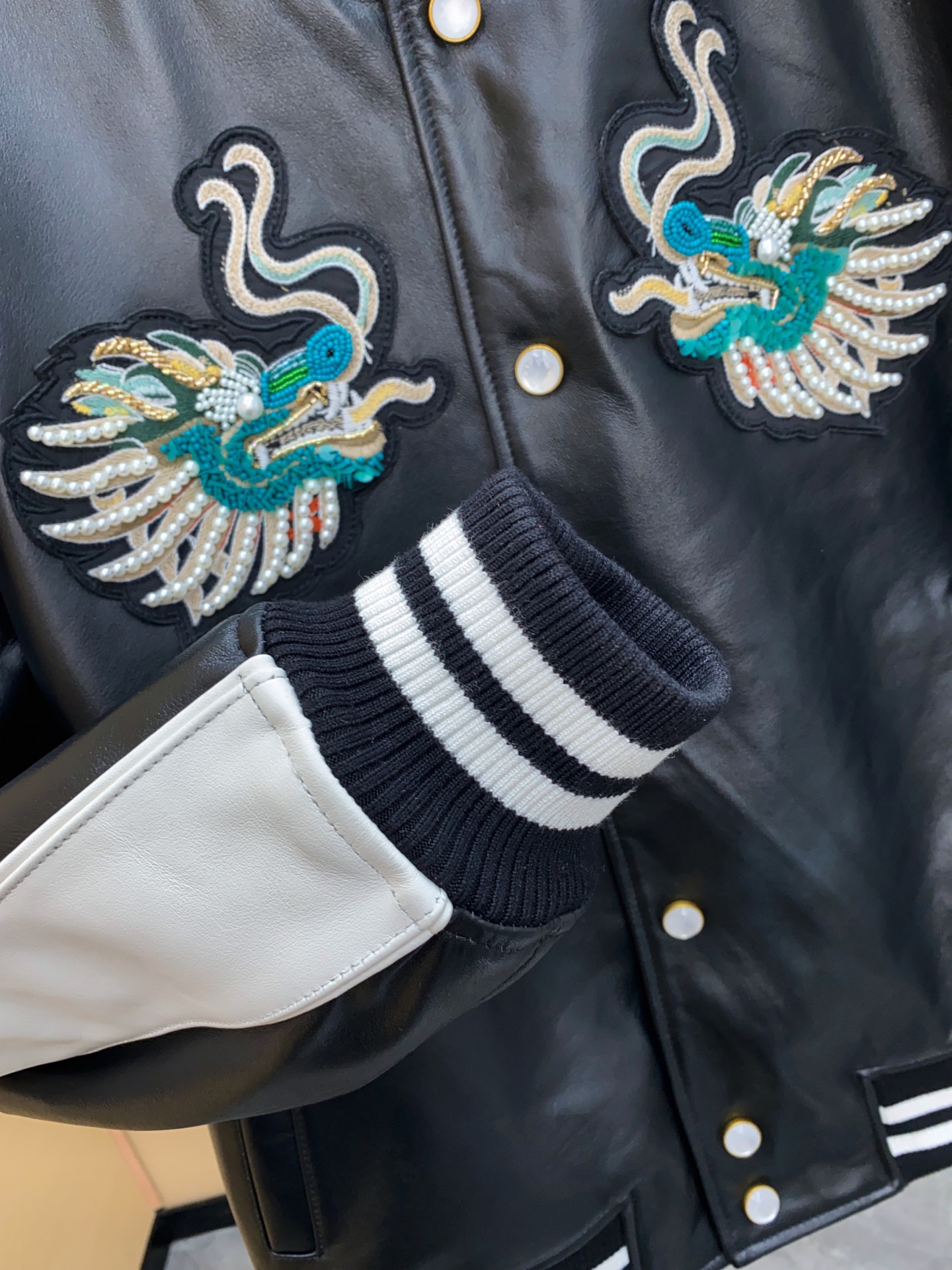 LV Pharrell Williams Leather Baseball Jacket Embroidered Crane Detail 루이비통 파렐 윌리엄스 레더 야구 재킷 크레인 자수 디테일 15