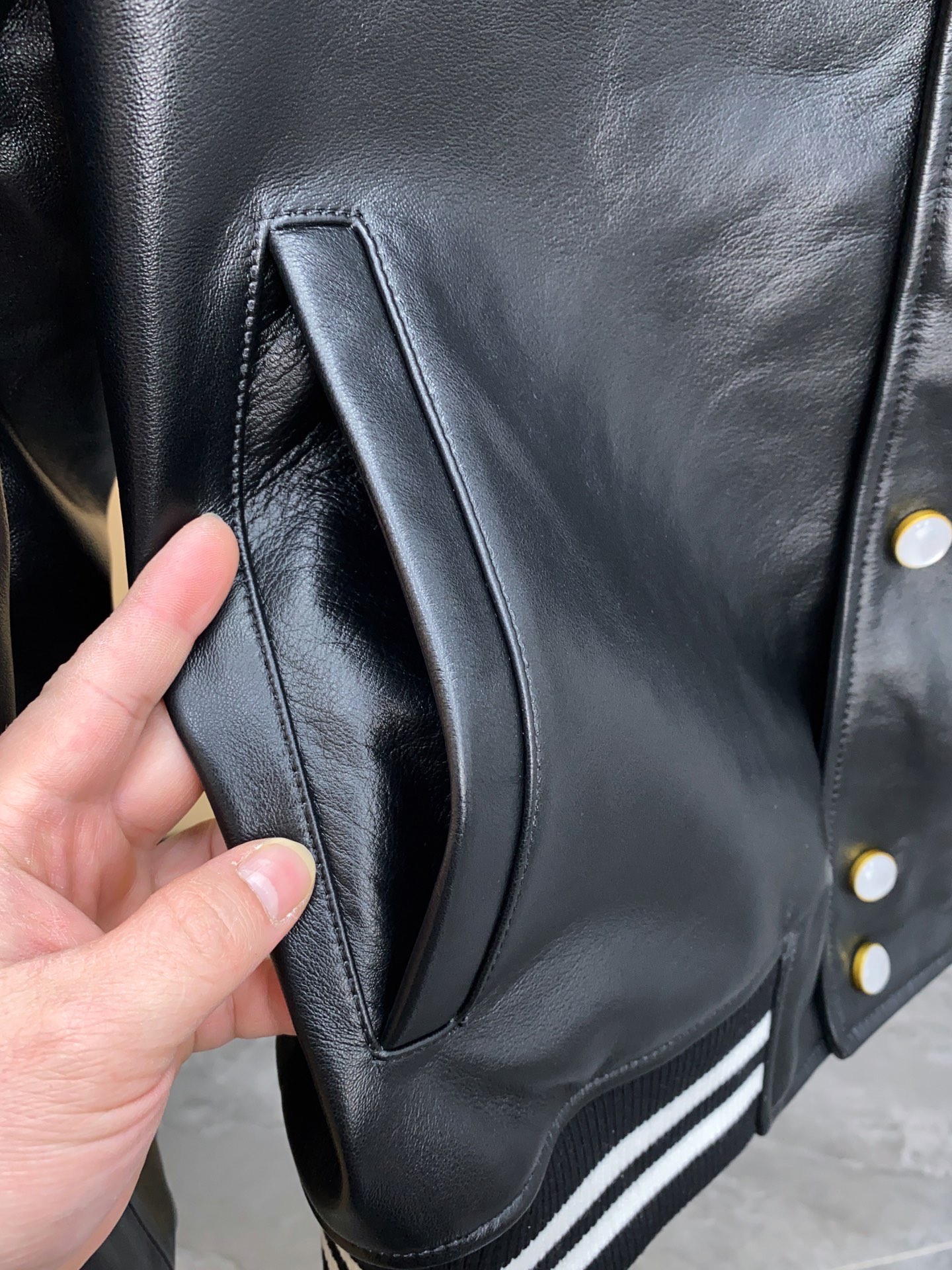 LV Pharrell Williams Leather Baseball Jacket Embroidered Crane Detail 루이비통 파렐 윌리엄스 레더 야구 재킷 크레인 자수 디테일 16