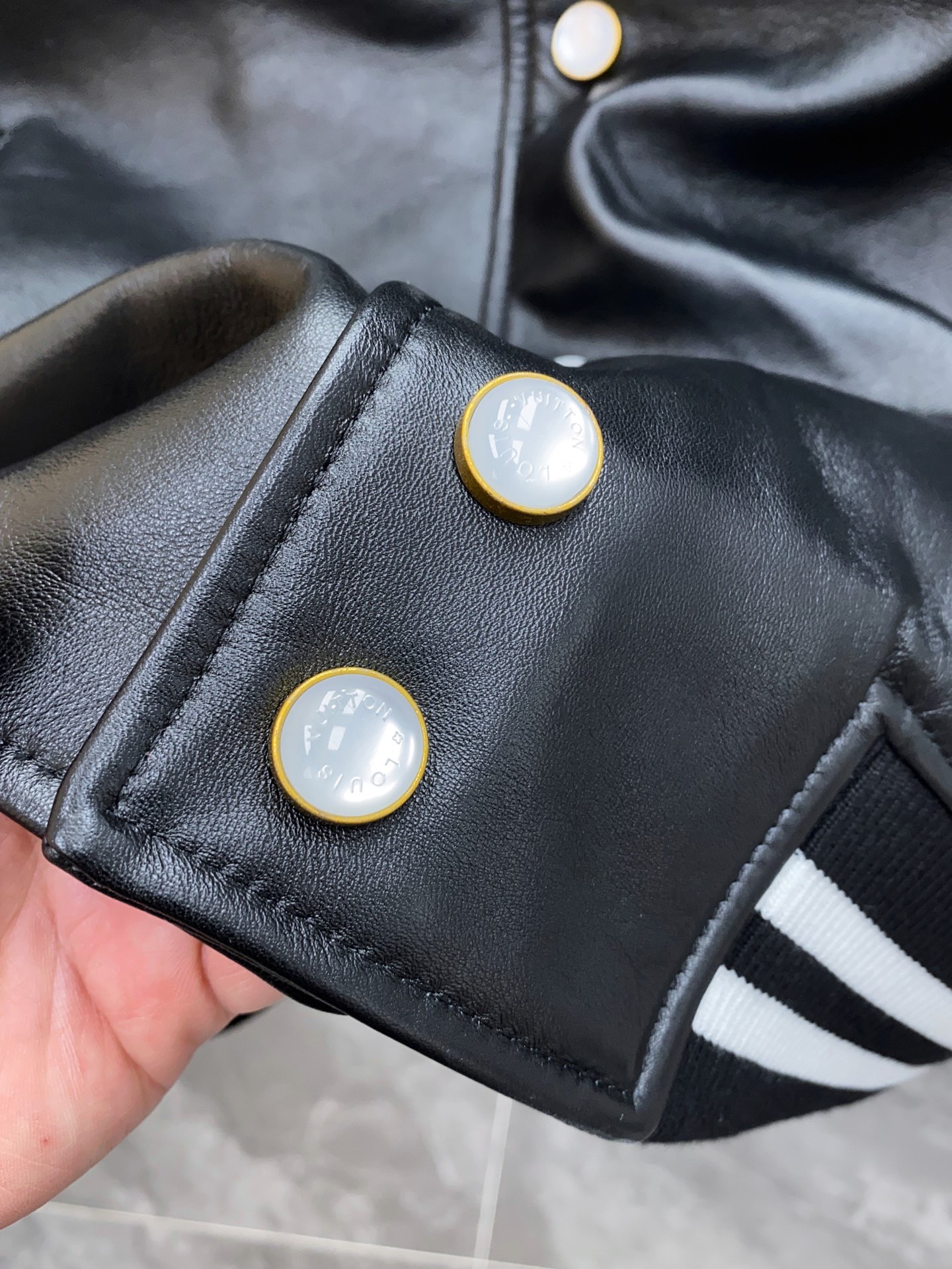 LV Pharrell Williams Leather Baseball Jacket Embroidered Crane Detail 루이비통 파렐 윌리엄스 레더 야구 재킷 크레인 자수 디테일 17