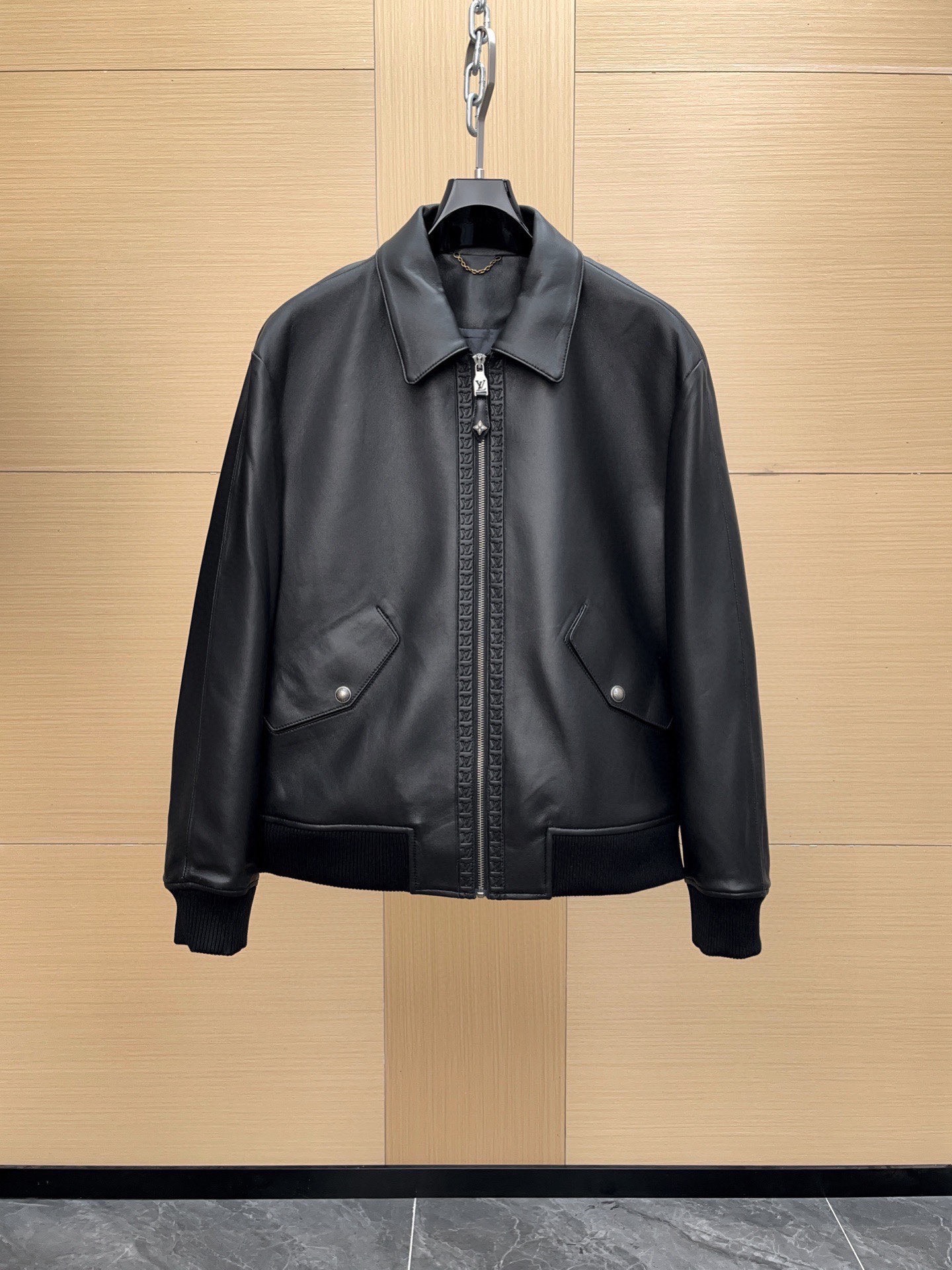 Louis Vuitton Monogram Floral Embossed Leather Bomber Jacket 루이비통 모노그램 플로럴 엠보싱 레더 봄버 재킷 -2 1