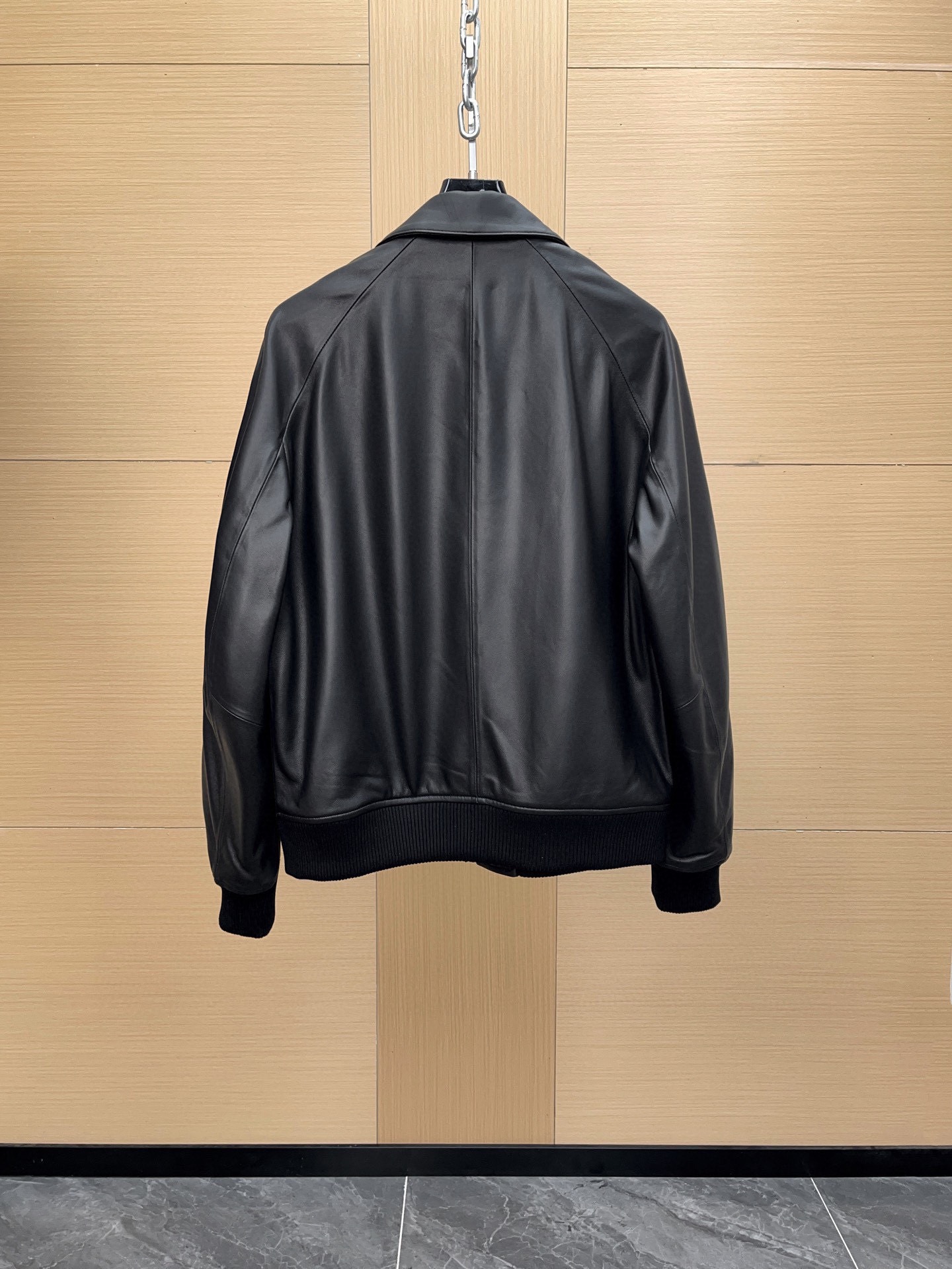 Louis Vuitton Monogram Floral Embossed Leather Bomber Jacket 루이비통 모노그램 플로럴 엠보싱 레더 봄버 재킷 -2 2