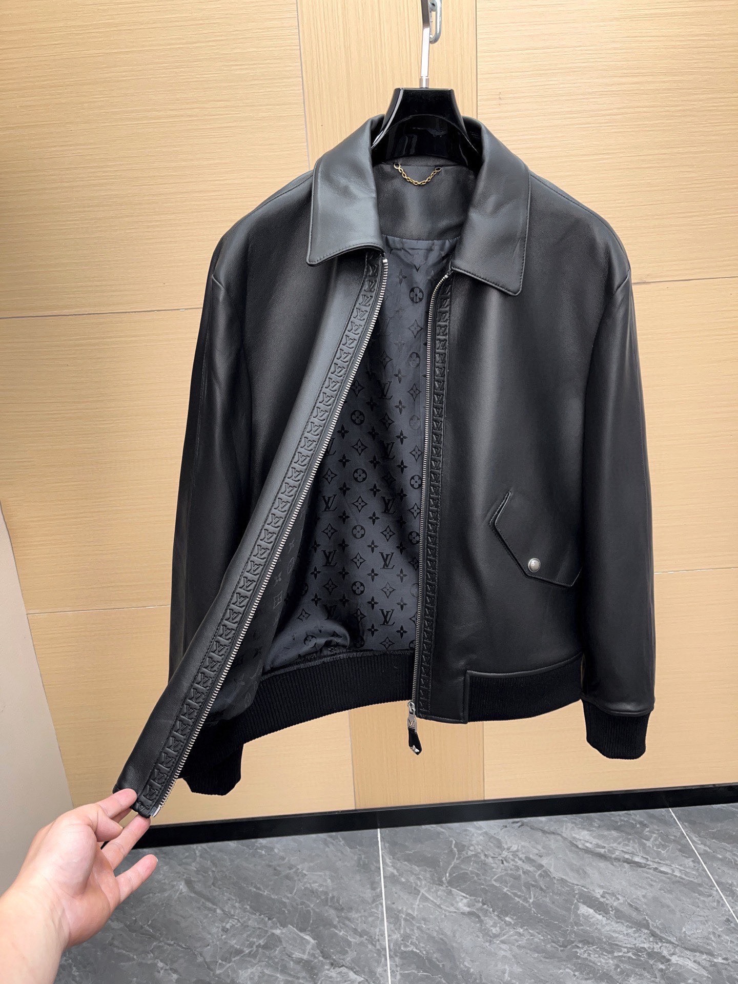 Louis Vuitton Monogram Floral Embossed Leather Bomber Jacket 루이비통 모노그램 플로럴 엠보싱 레더 봄버 재킷 -2 3