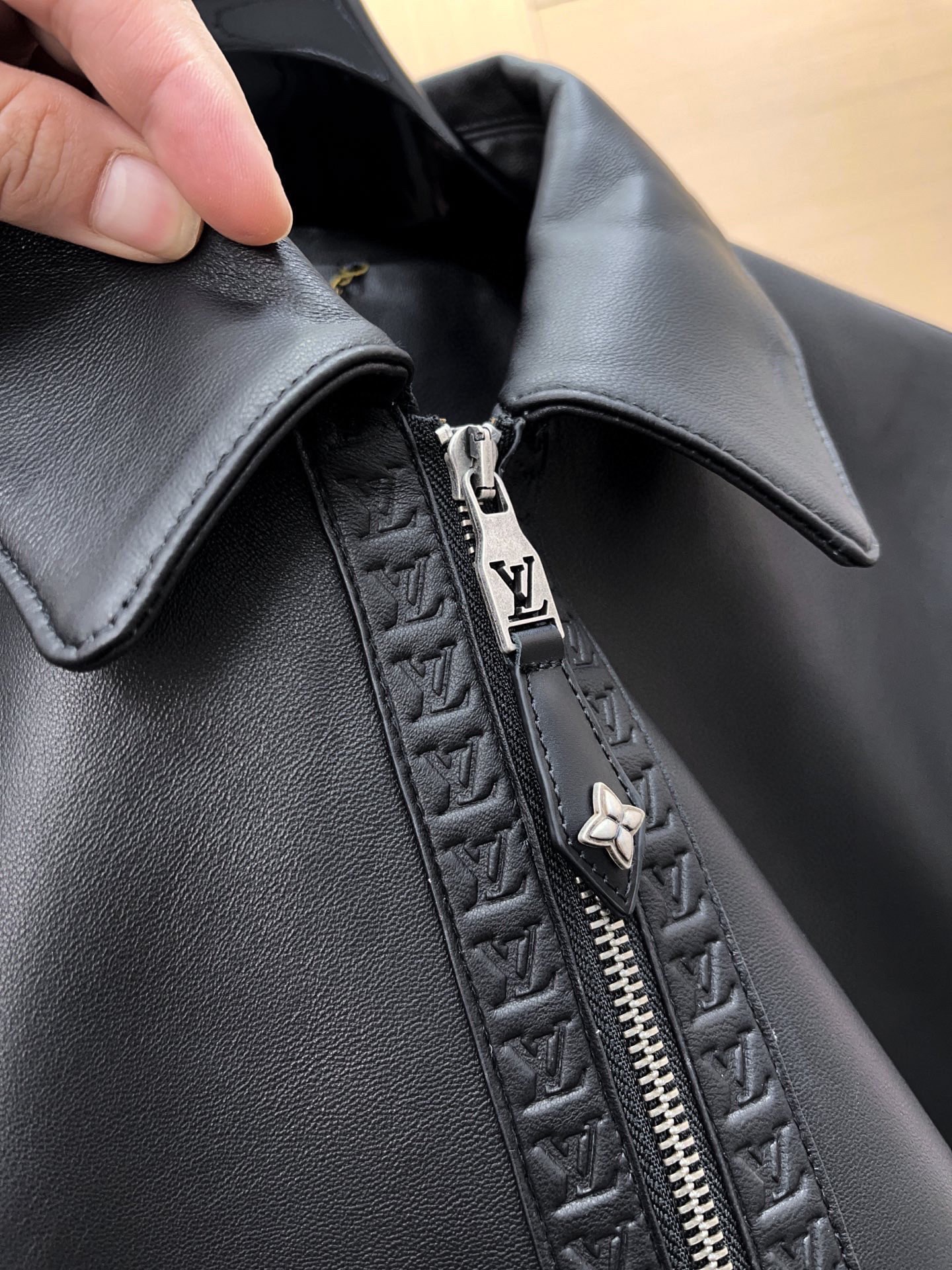 Louis Vuitton Monogram Floral Embossed Leather Bomber Jacket 루이비통 모노그램 플로럴 엠보싱 레더 봄버 재킷 -2 4