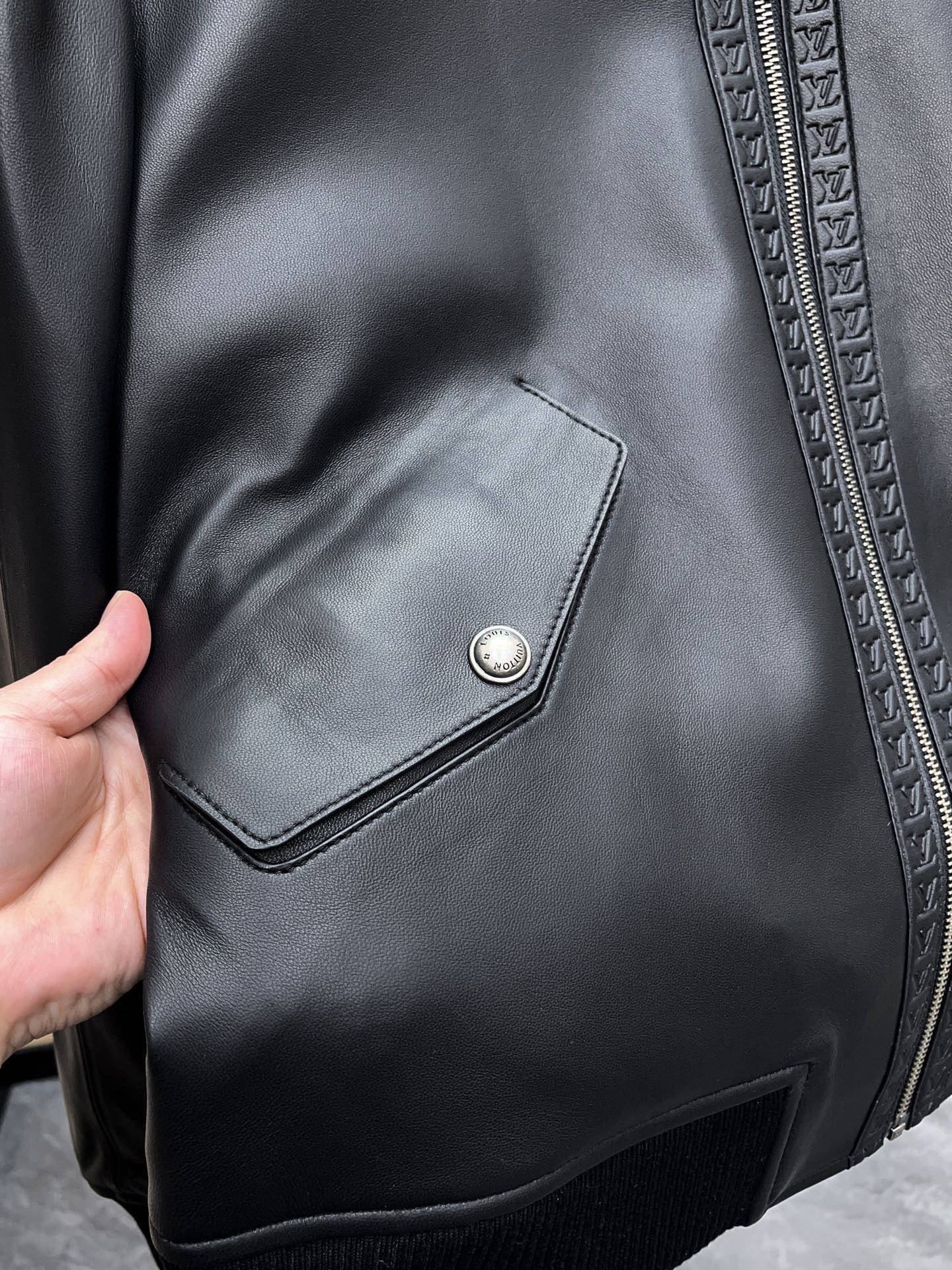 Louis Vuitton Monogram Floral Embossed Leather Bomber Jacket 루이비통 모노그램 플로럴 엠보싱 레더 봄버 재킷 -2 5