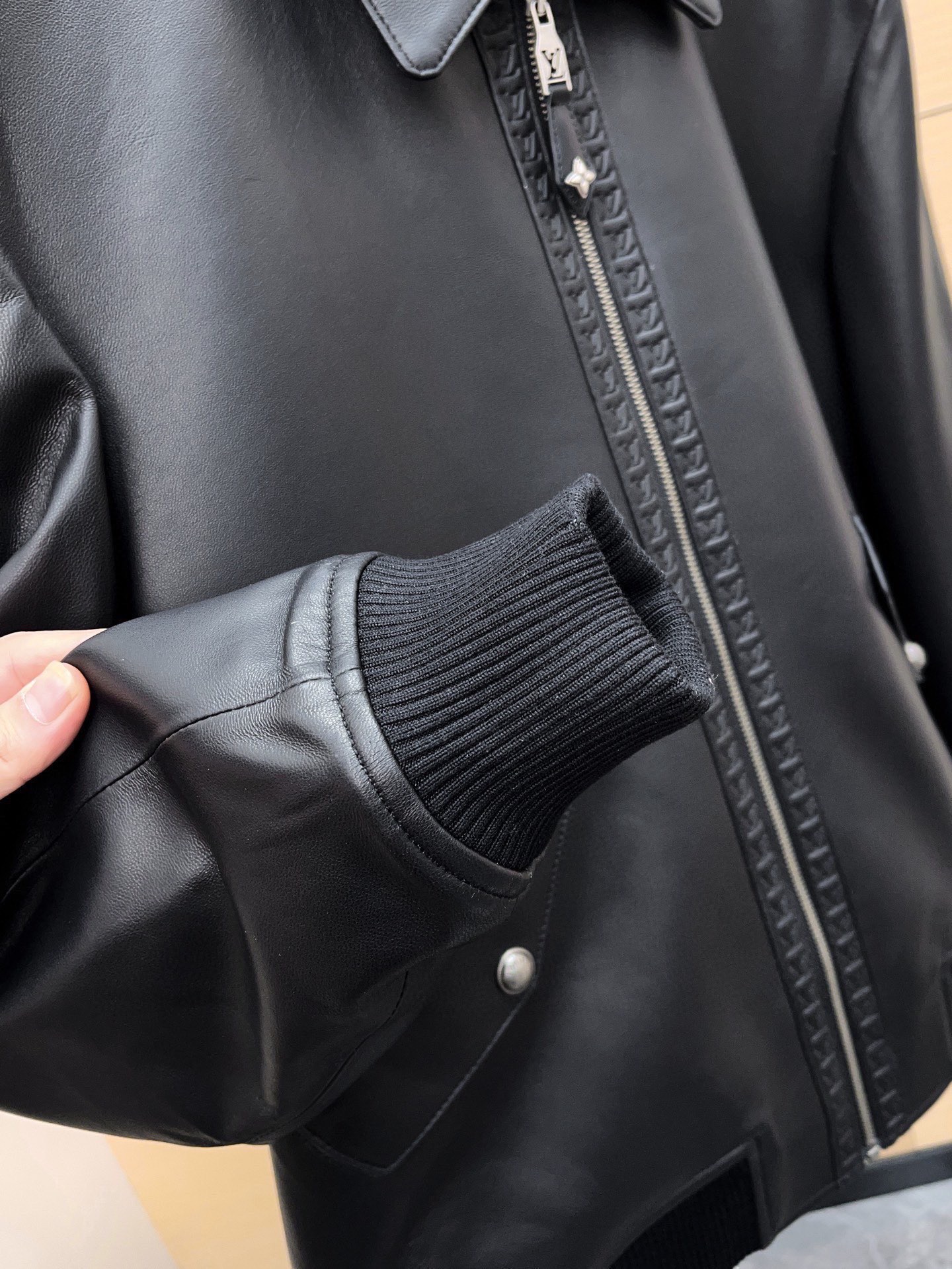 Louis Vuitton Monogram Floral Embossed Leather Bomber Jacket 루이비통 모노그램 플로럴 엠보싱 레더 봄버 재킷 -2 6