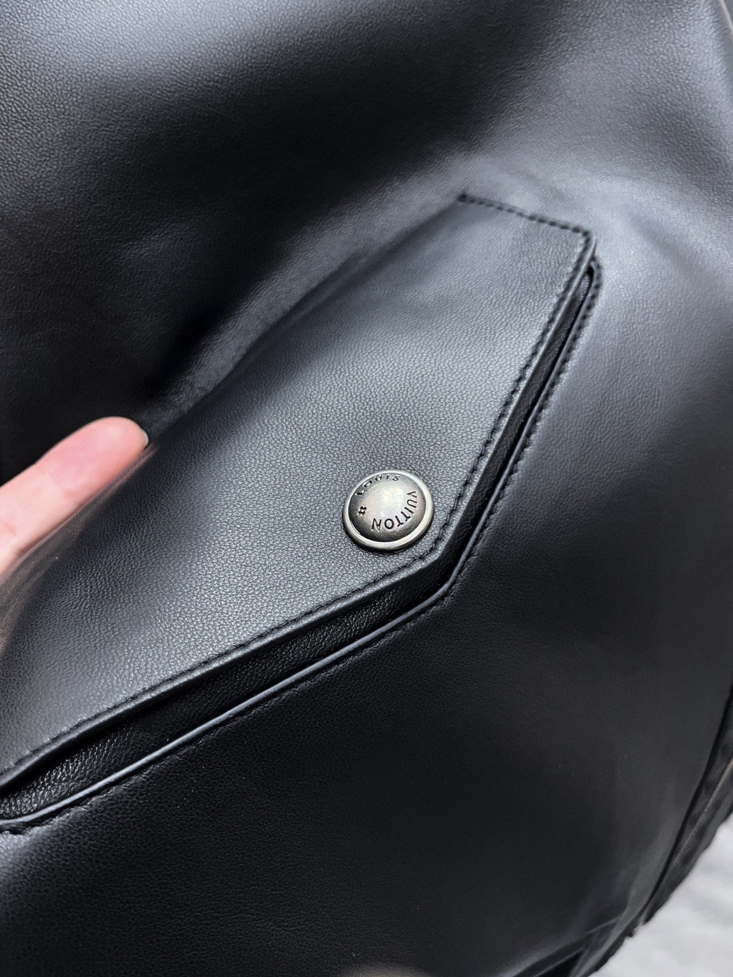 Louis Vuitton Monogram Floral Embossed Leather Bomber Jacket 루이비통 모노그램 플로럴 엠보싱 레더 봄버 재킷 -2 7