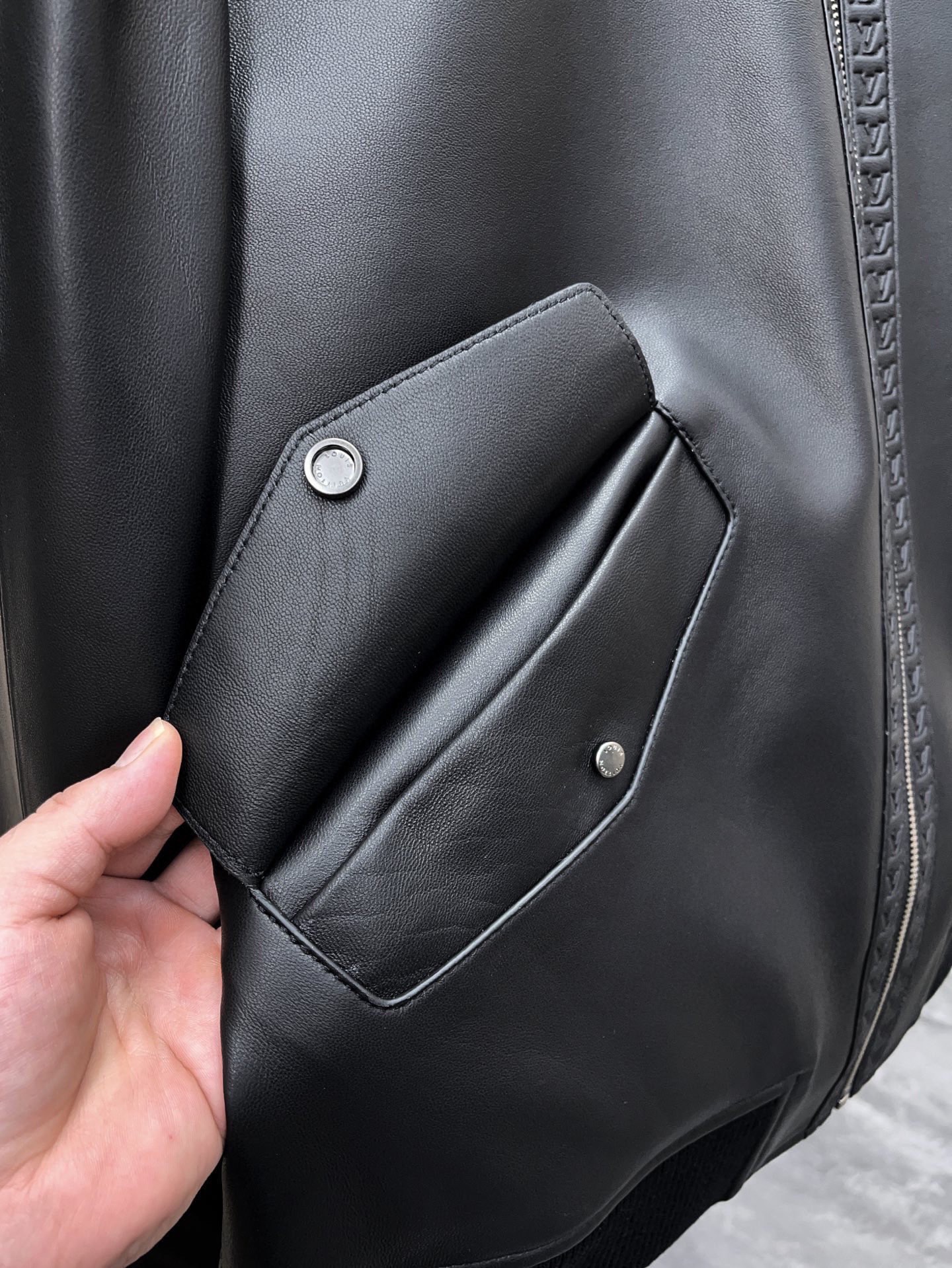 Louis Vuitton Monogram Floral Embossed Leather Bomber Jacket 루이비통 모노그램 플로럴 엠보싱 레더 봄버 재킷 -2 8