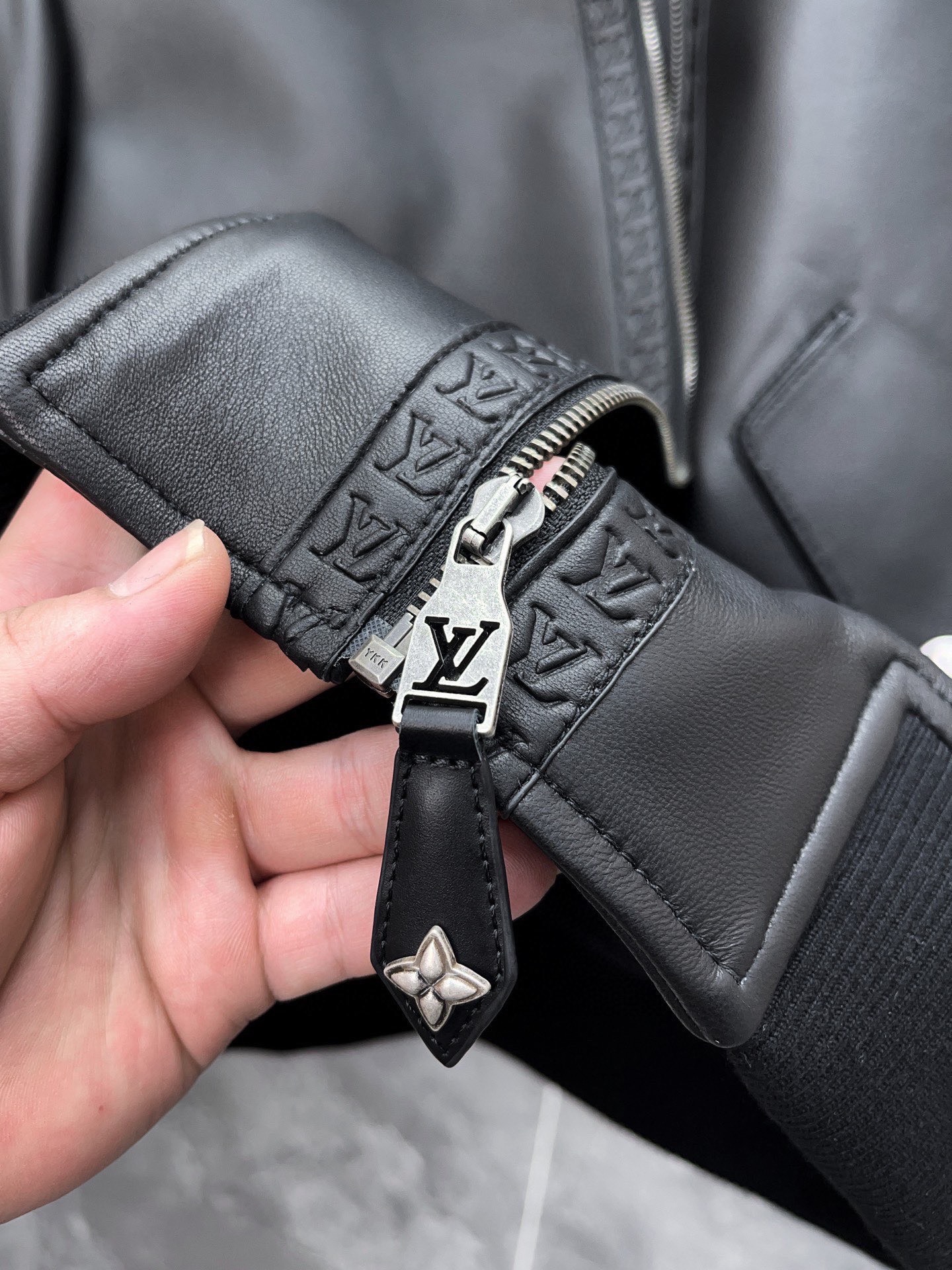 Louis Vuitton Monogram Floral Embossed Leather Bomber Jacket 루이비통 모노그램 플로럴 엠보싱 레더 봄버 재킷 -2 9