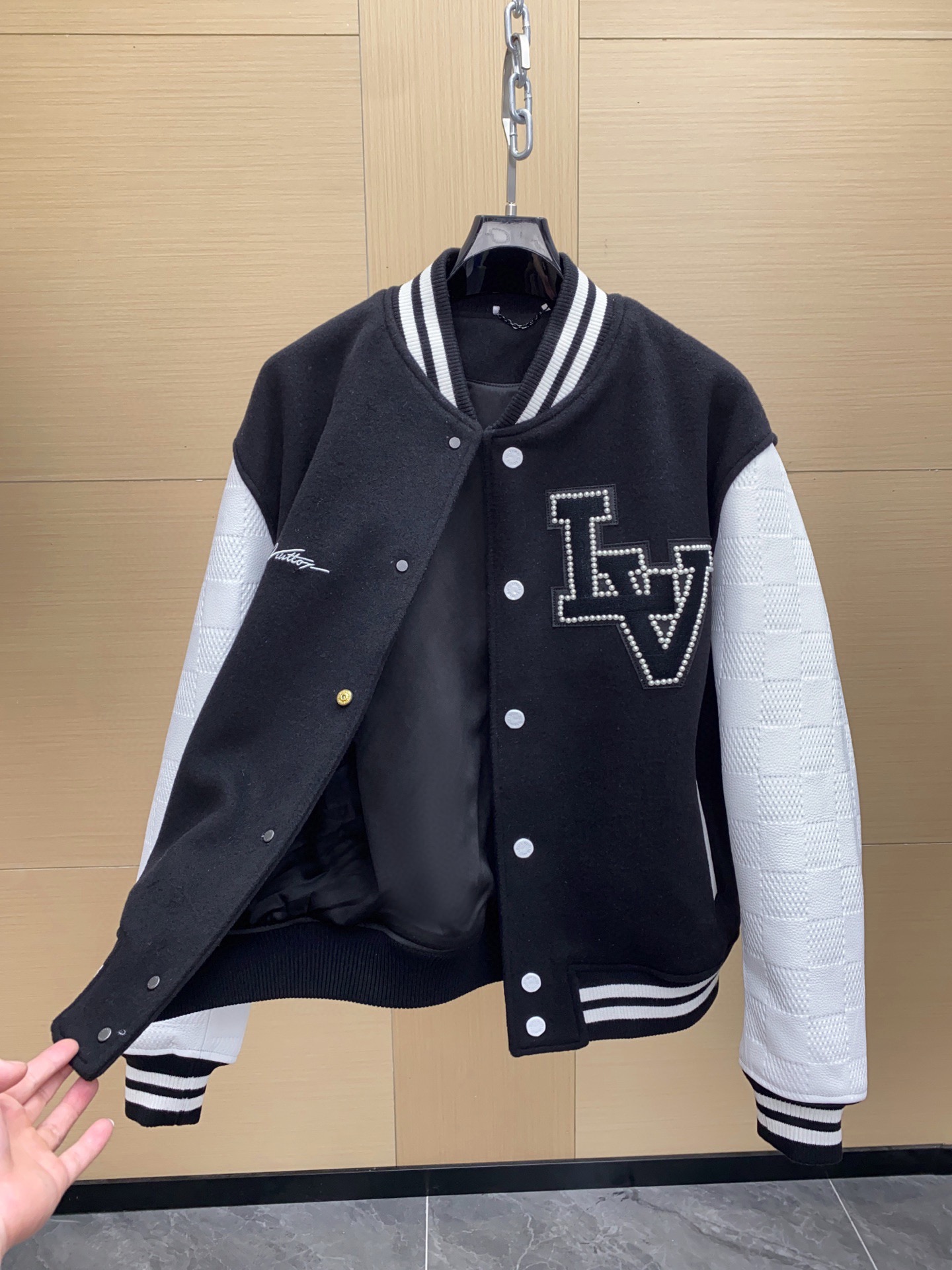 Louis Vuitton 루이비통 펄 자수 베이스볼 재킷 블랙 13