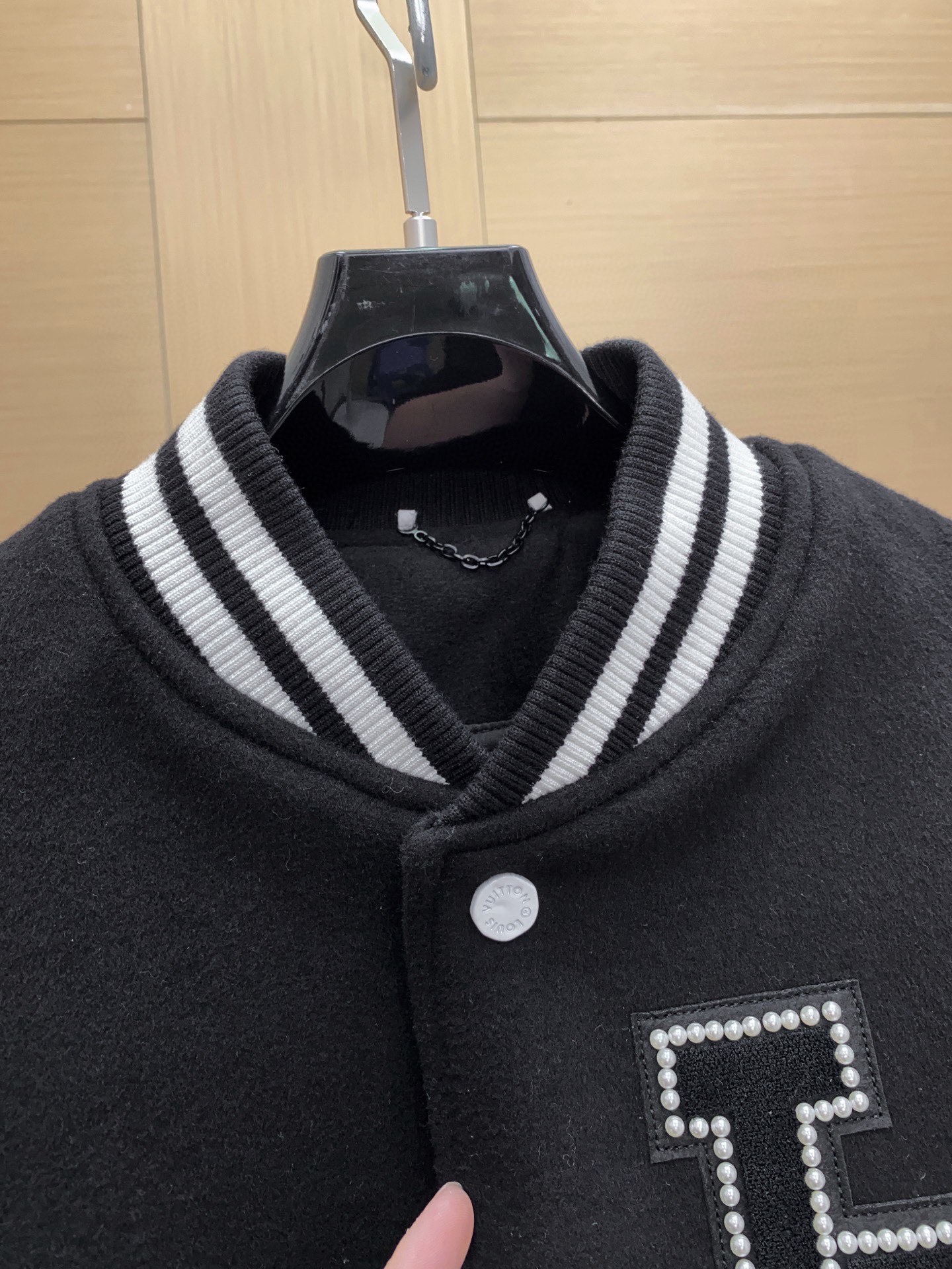 Louis Vuitton 루이비통 펄 자수 베이스볼 재킷 블랙 14