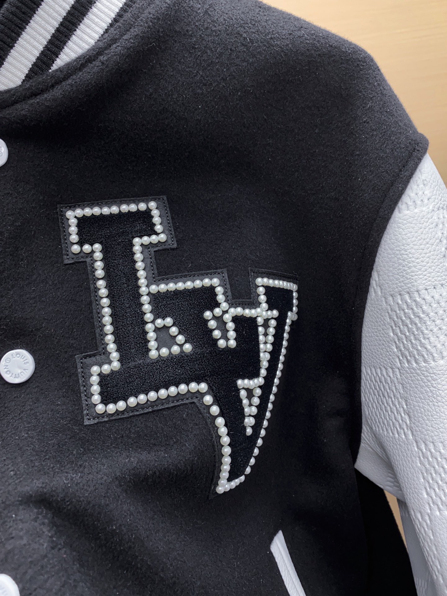 Louis Vuitton 루이비통 펄 자수 베이스볼 재킷 블랙 15
