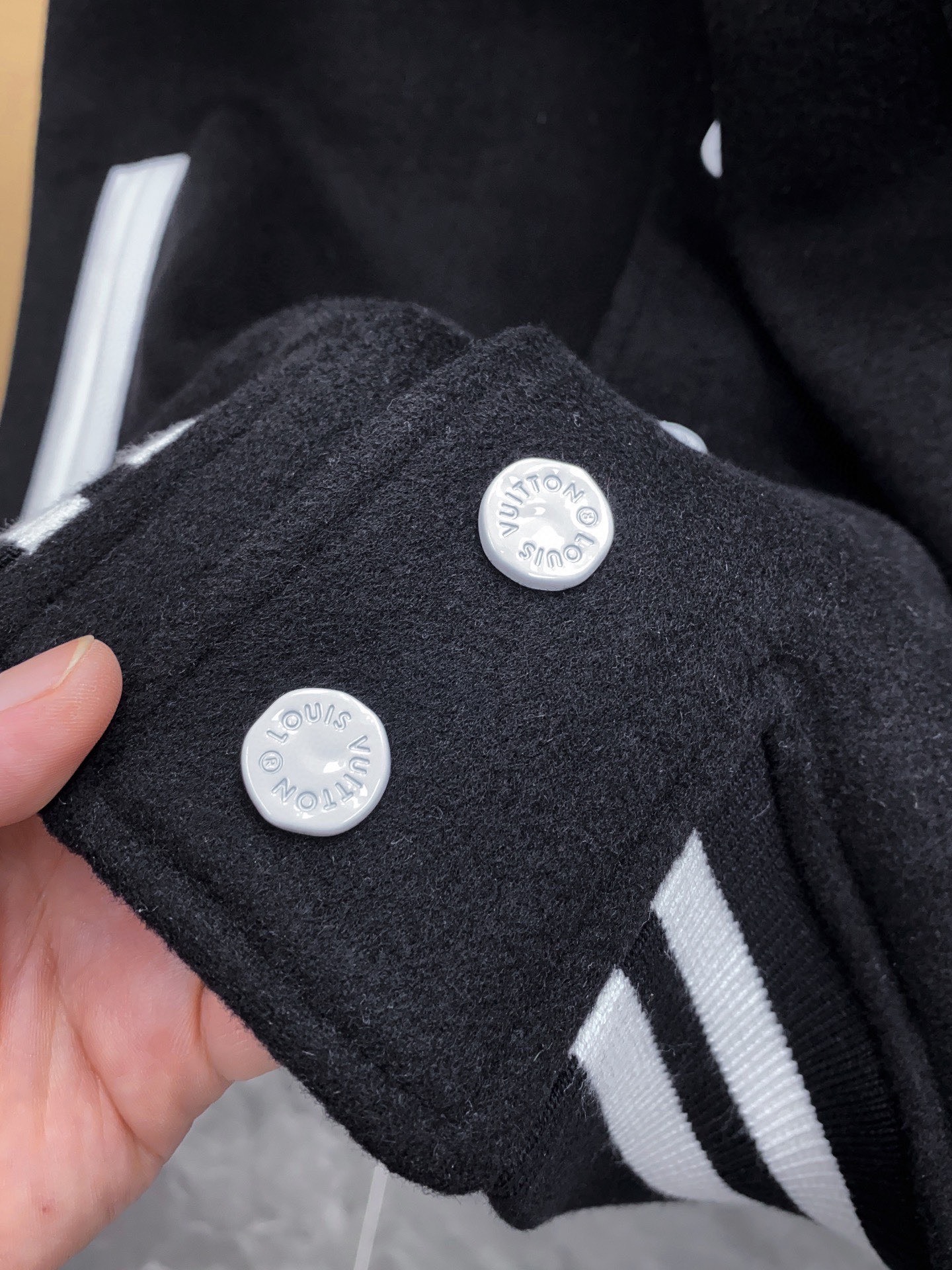 Louis Vuitton 루이비통 펄 자수 베이스볼 재킷 블랙 18